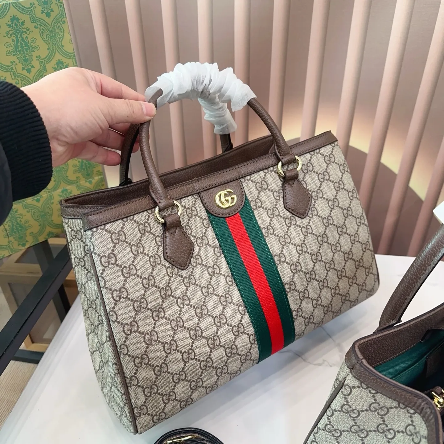 p150/ p145 尺寸大号34.23 小号26.19 酷奇托特 GUCCI 经典的老花加双G字母 Gucci酷奇ophidia托特包购物袋 休闲时尚 酷飒十足 红绿条纹融合与一身 浅棕色帆布复古感特别浓郁 特别适合夏天 上身超辣 容量日常出门需求都可以满足 对小个子女生非常友好q