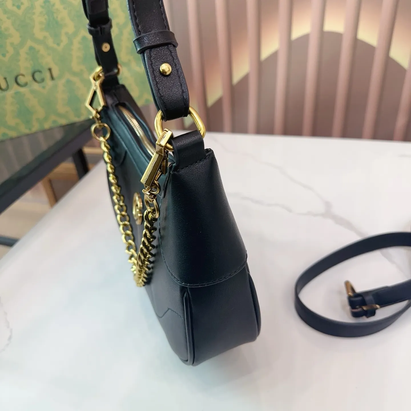 P110 折叠礼盒 酷奇新款Gucci 腋下包| 全新新月包型,从品牌典藏元素汲取灵感,饰有20世纪70年代经典双G标志,并配有两根肩带,一条皮质,一条金属,诠释了品牌所推崇的实用设计理念。尺寸25.5.15 Q