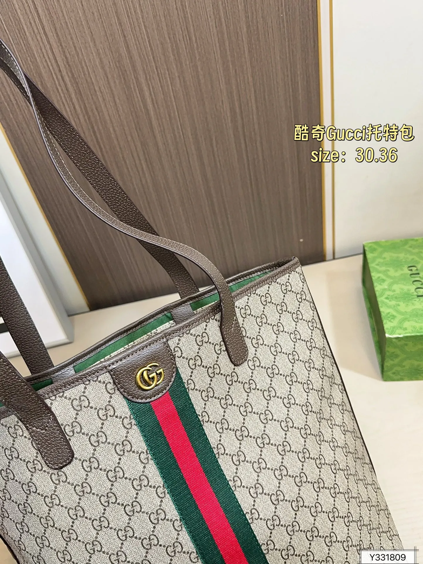 💰125 尺寸30×36 酷奇托特包Gucci 秀款首发Gucci Giglio系列女包,将佛罗伦萨的城徽融入设计,从Gucci百年档案馆珍藏的经典元素与传承技艺中汲取灵感,完美诠释古驰对优雅与创新的永恒追求~