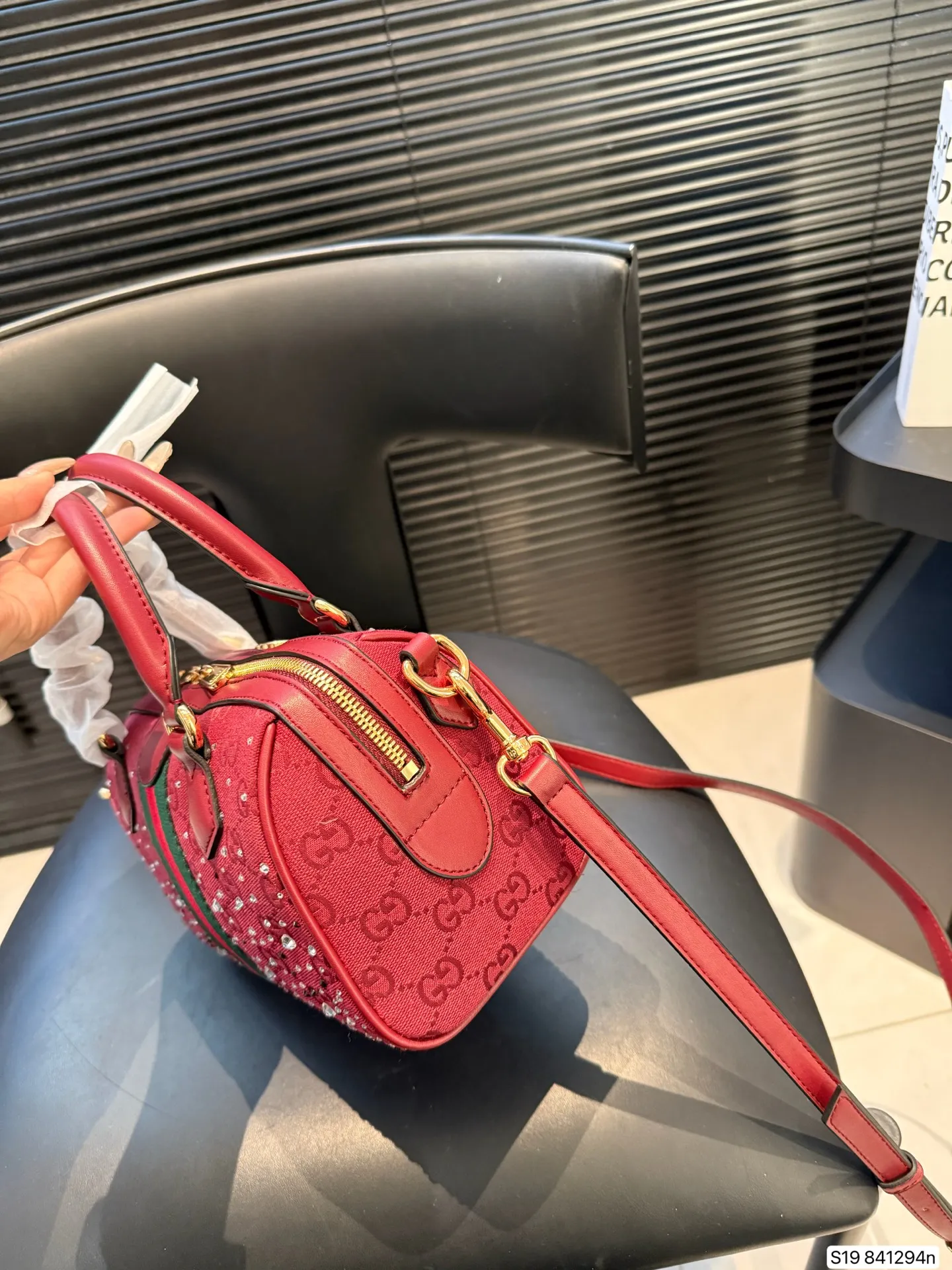 P145 Gucci圣诞限定系列🎄水晶波士顿 🎄圣诞氛围直接拉满！红丝绒+满钻的Gucci波士顿包也太会了吧✨ [爱心R]酒红色缎面缀满碎钻，灯光下直接在发光💫 红绿条纹撞色是经典圣诞配色，手提带的皮质又很有质感！ 配深色大衣就是贵气大小姐本人，容量也够装下补妆包+手机，节日出街又美又实用～ 尺寸21 14 货号841294