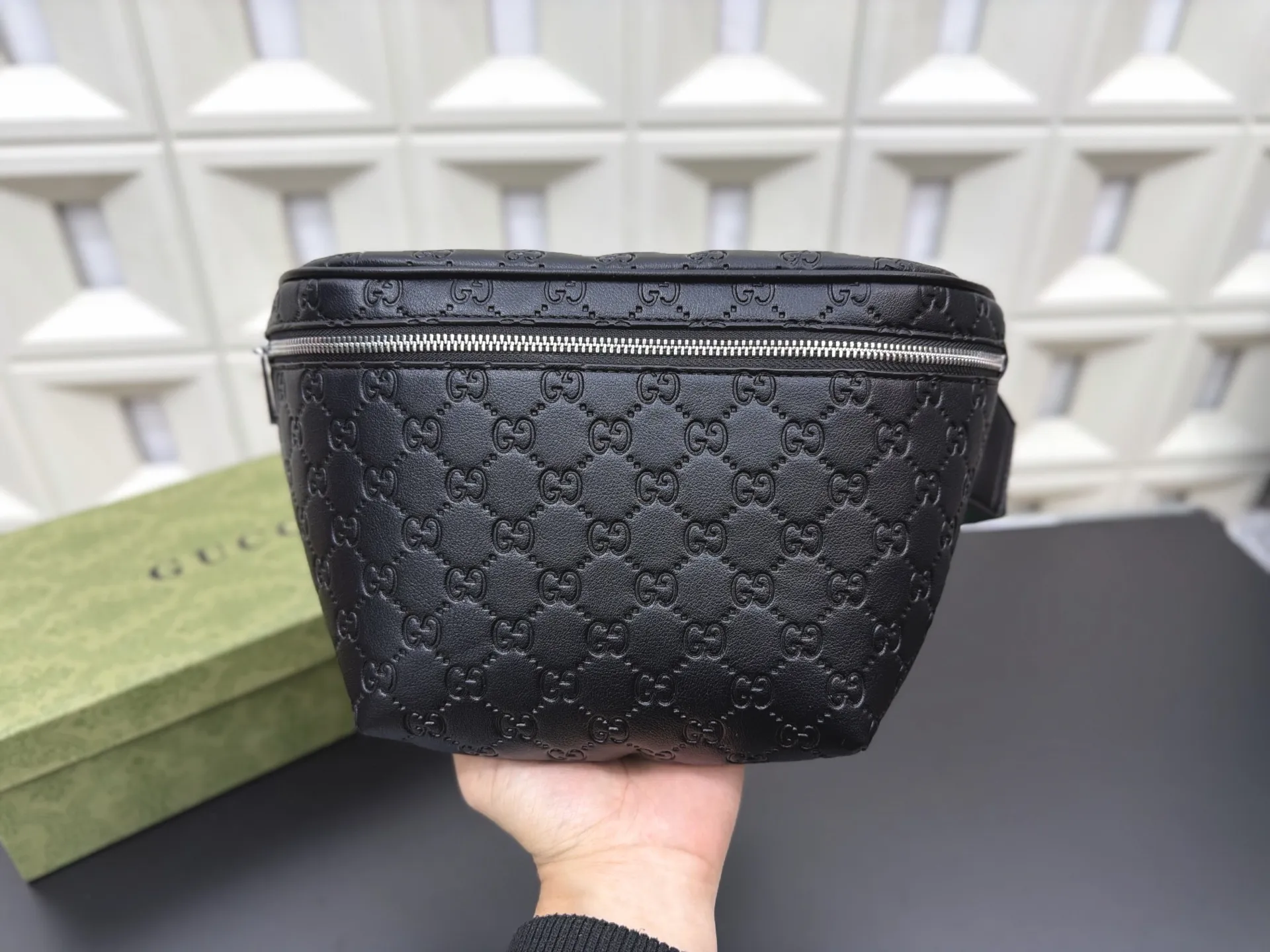 P110 Gucci 古奇 GG压花胸包 腰包 休闲百搭 实物拍摄 原厂原版面料 配送 防尘袋 18 x 30cm。