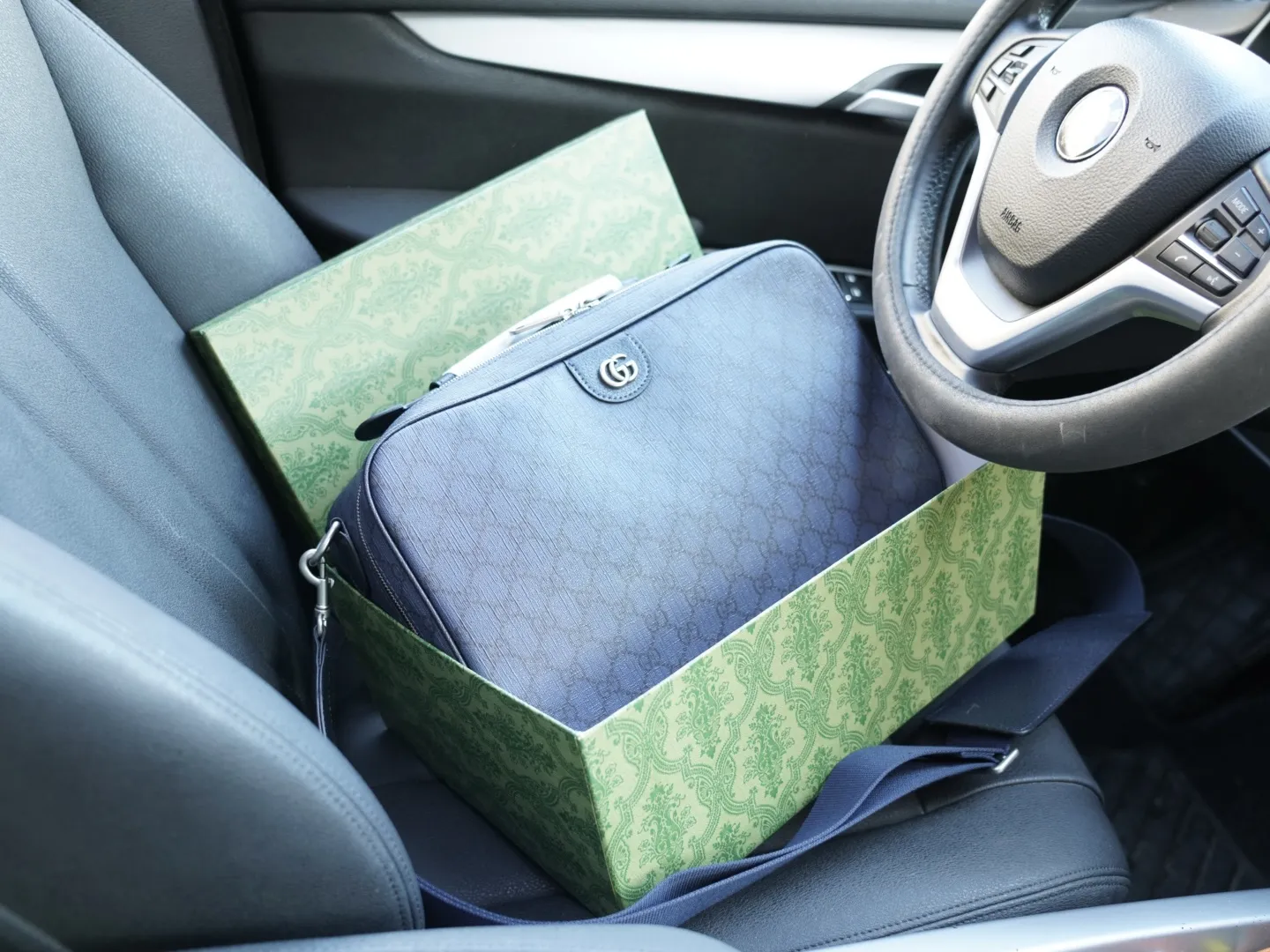 P180 🇮🇹 GUCCI 古驰 官网同步 高版本 斜挎单肩背包 永恒不过时的标志性产品 纯原单牛皮 顶级五金制作 非市面普通版本 今年最爱的款式 全部实拍 实用性非常高 完全不用担心穿搭 配全套包装礼品盒 【规格:36x22x12】