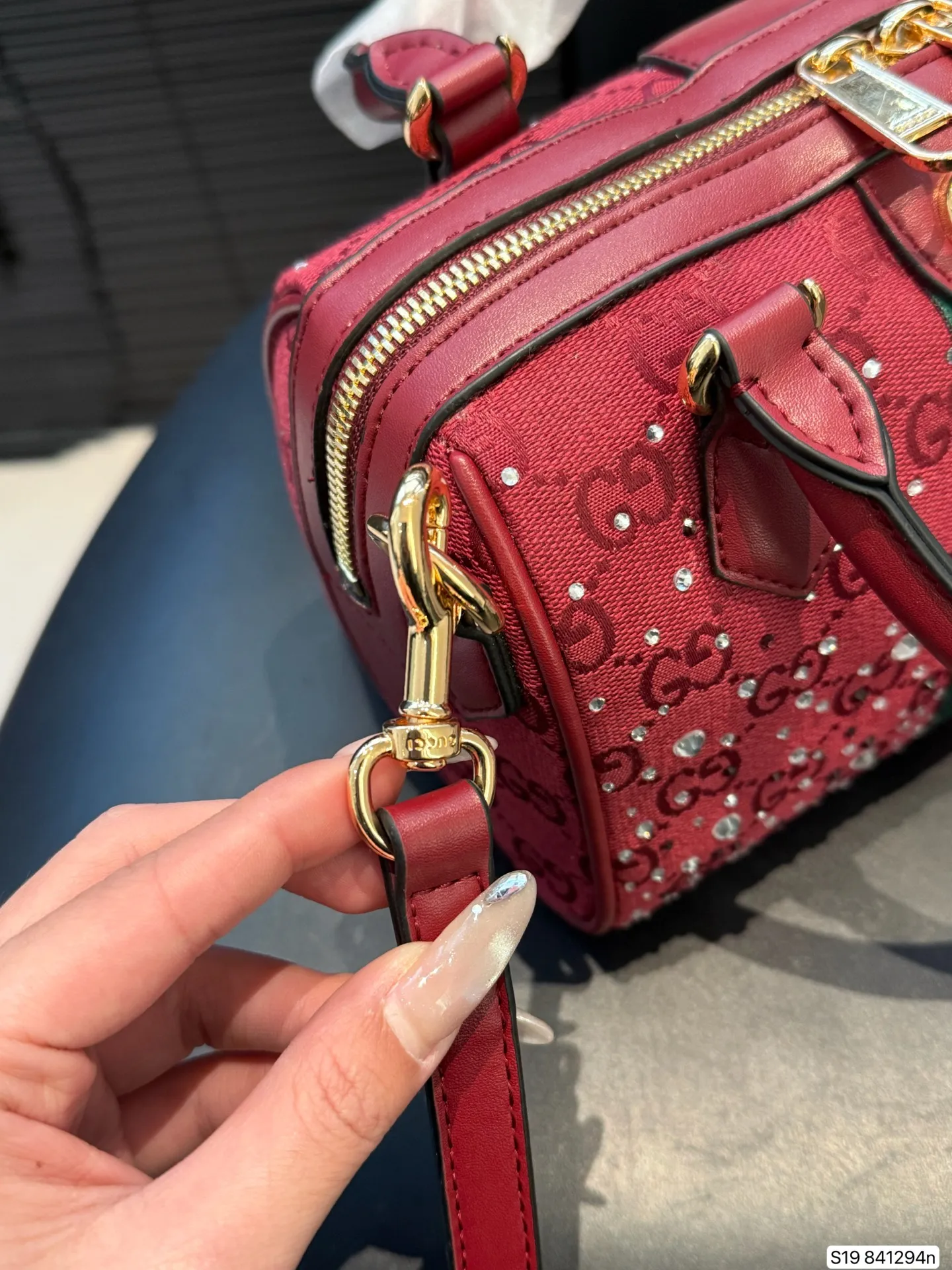 P145 Gucci圣诞限定系列🎄水晶波士顿 🎄圣诞氛围直接拉满！红丝绒+满钻的Gucci波士顿包也太会了吧✨ [爱心R]酒红色缎面缀满碎钻，灯光下直接在发光💫 红绿条纹撞色是经典圣诞配色，手提带的皮质又很有质感！ 配深色大衣就是贵气大小姐本人，容量也够装下补妆包+手机，节日出街又美又实用～ 尺寸21 14 货号841294