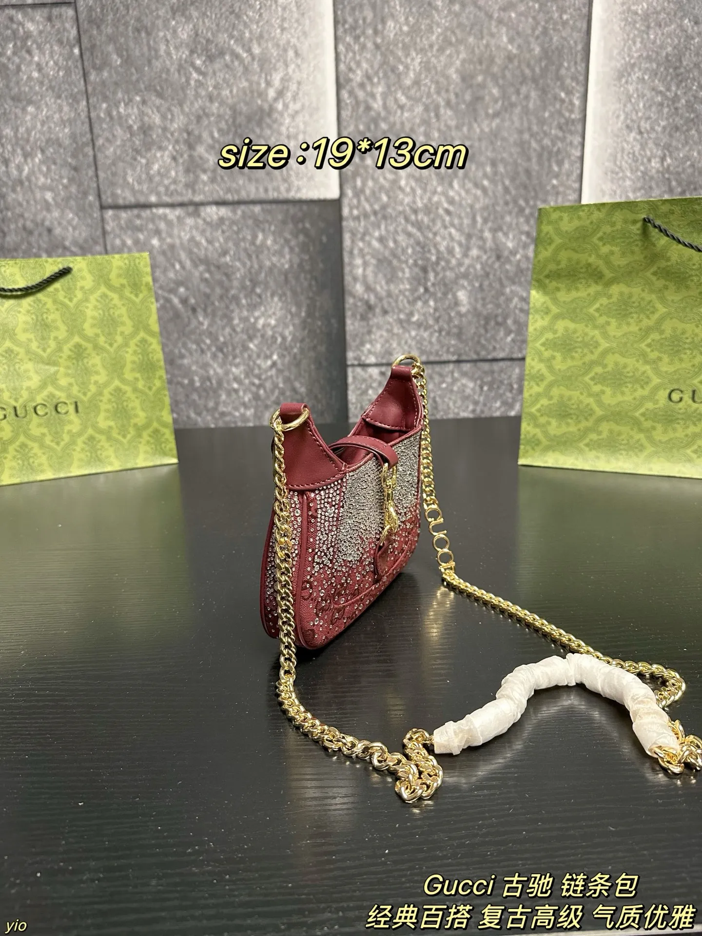 P145配盒 Gucci 古驰 链条包 红色满钻Jackie~爱不够的甜奢风,奢华梦幻的气息简直要扑面而来啦~包身布满闪耀的钻石 不同的光线下都能闪烁着迷人的光芒哇,这种柔美的红色调很容易就能增添一抹甜美精致的魅力 简直是晚宴绝配! 尺寸:19*13cm