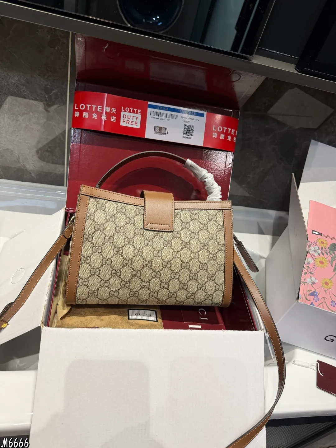 ❤️P195（折叠飞机礼盒）❤️ gucci永不过时的经典Gucci padlock从颜值到使用感都非常YYDS，简约百搭，经典款式不容易过时，造型也以大方舒适，容纳性好为特点肩带搭配也是从典藏设计中直接取用的钥匙扣设计如果你想拥有一只大牌的爆款包包，又想要容量大，造型百搭，年轻时尚，我觉得这一款是非常完美的，如果你是身材娇小的姐妹，喜欢大包，又担心视觉上有点压 这款包包绝对是你的首选 尺寸26.18cm