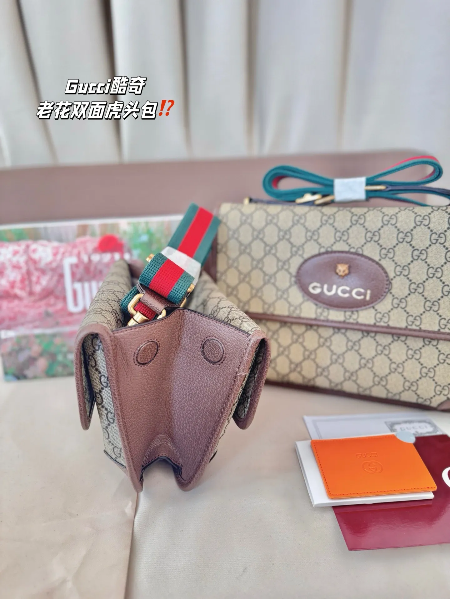 大号P200 小号P190 Gucci酷奇|老花双面虎头包 人生的第一支Gucci包包选择了双面虎头。 之前看官网,毫无防备地入了一只Gucci的包 🐯小号的虎头包/邮差包 这个款在Gucci官网英文叫:GG supreme small messenger bag 我买的是双面虎头的,前后加中间一共有三层。 因为不太喜欢女包的细带子,其实这种粗带包会更显年轻更好搭配日常的衣服。 尺寸 28 22cm /20 15cm