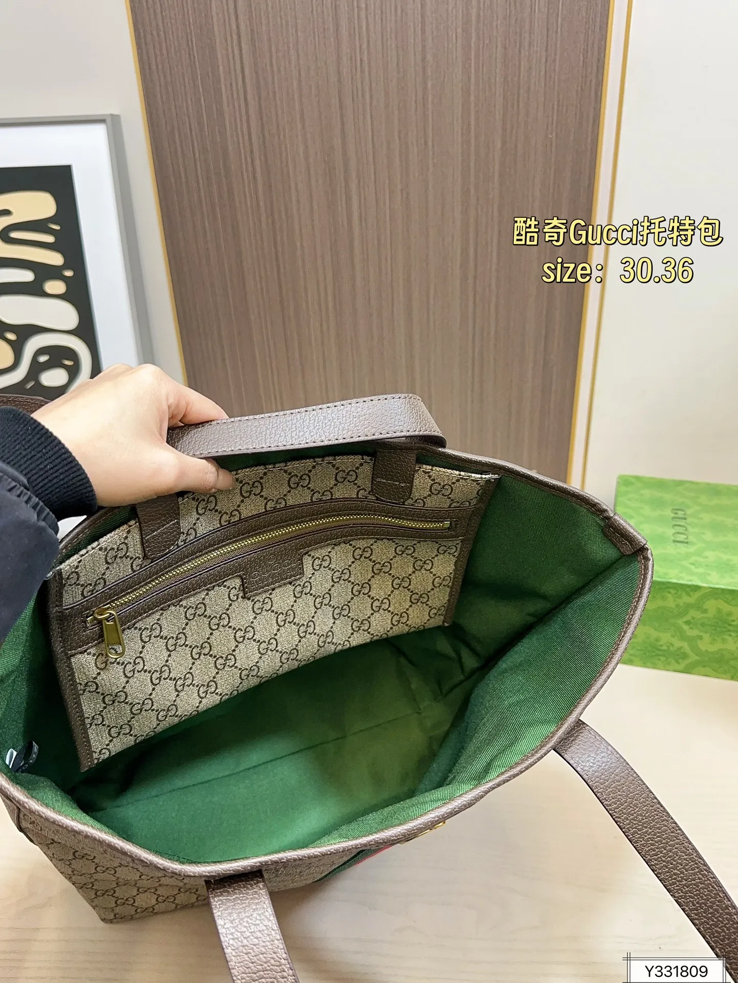 💰125 尺寸30&times;36 酷奇托特包Gucci 秀款首发Gucci Giglio系列女包，将佛罗伦萨的城徽融入设计，从Gucci百年档案馆珍藏的经典元素与传承技艺中汲取灵感，完美诠释古驰对优雅与创新的永恒追求~