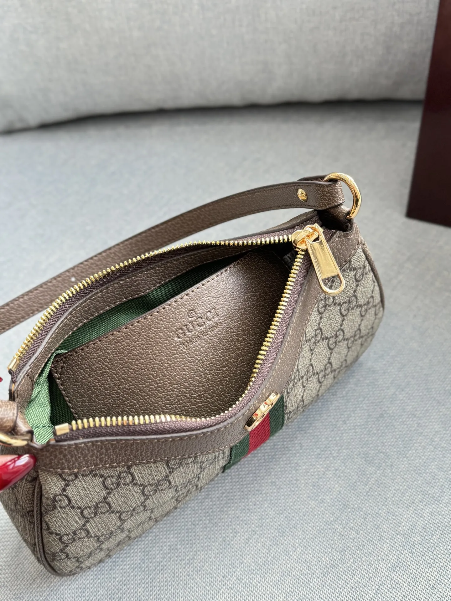 牛皮💰160 全套礼盒 size：26.5&times;15.5 GUCCI古驰 Ophidia 麻将包腋下包手提包 芯片版本 双链条可闲可甜 手提 腋下都可 复古范儿 可盐可甜可复古😍放心冲~ 容量很适合日常通勤～ 冷门小众不撞款. 老花复古时髦感拉满