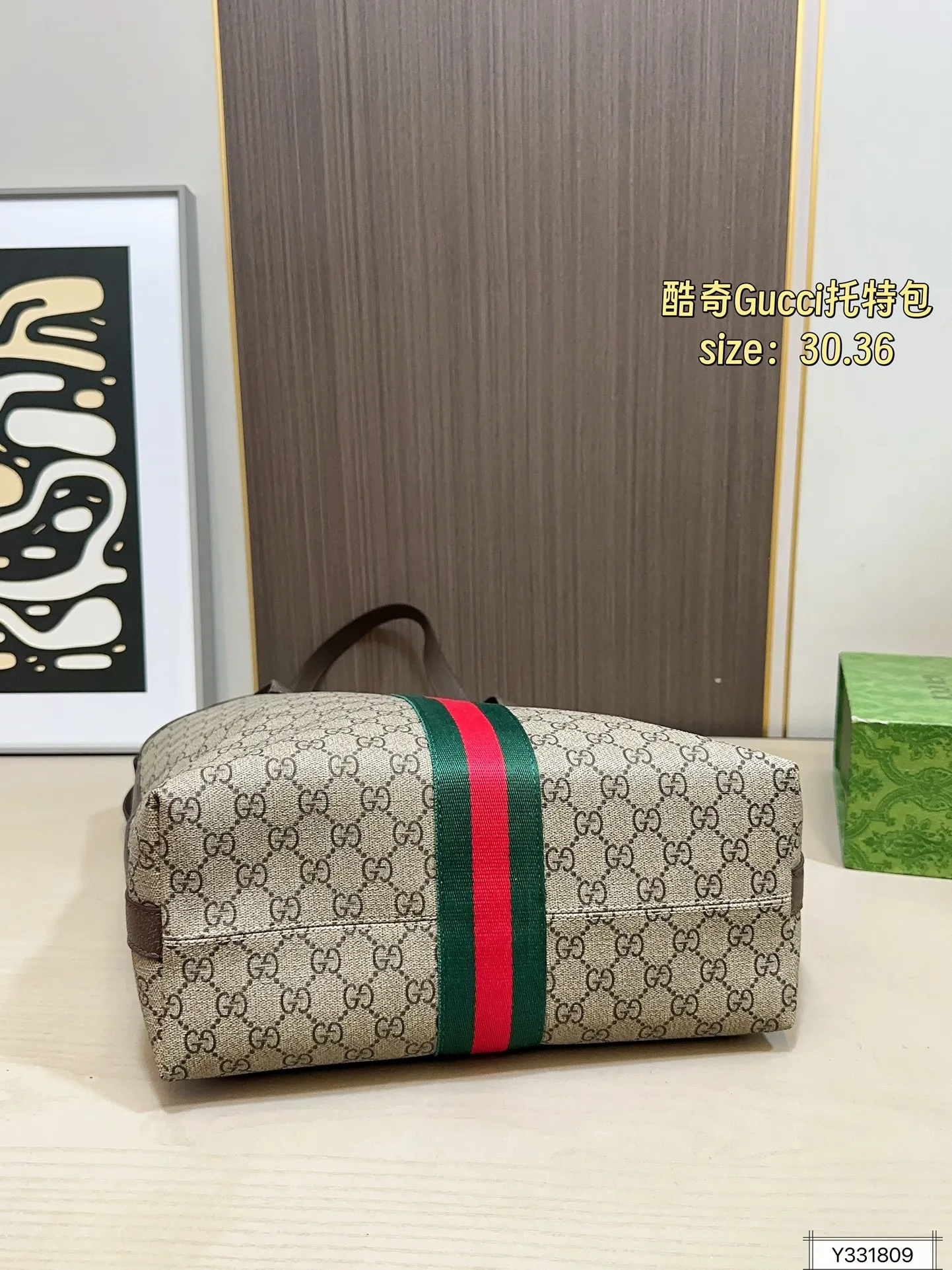 💰125 尺寸30&times;36 酷奇托特包Gucci 秀款首发Gucci Giglio系列女包，将佛罗伦萨的城徽融入设计，从Gucci百年档案馆珍藏的经典元素与传承技艺中汲取灵感，完美诠释古驰对优雅与创新的永恒追求~