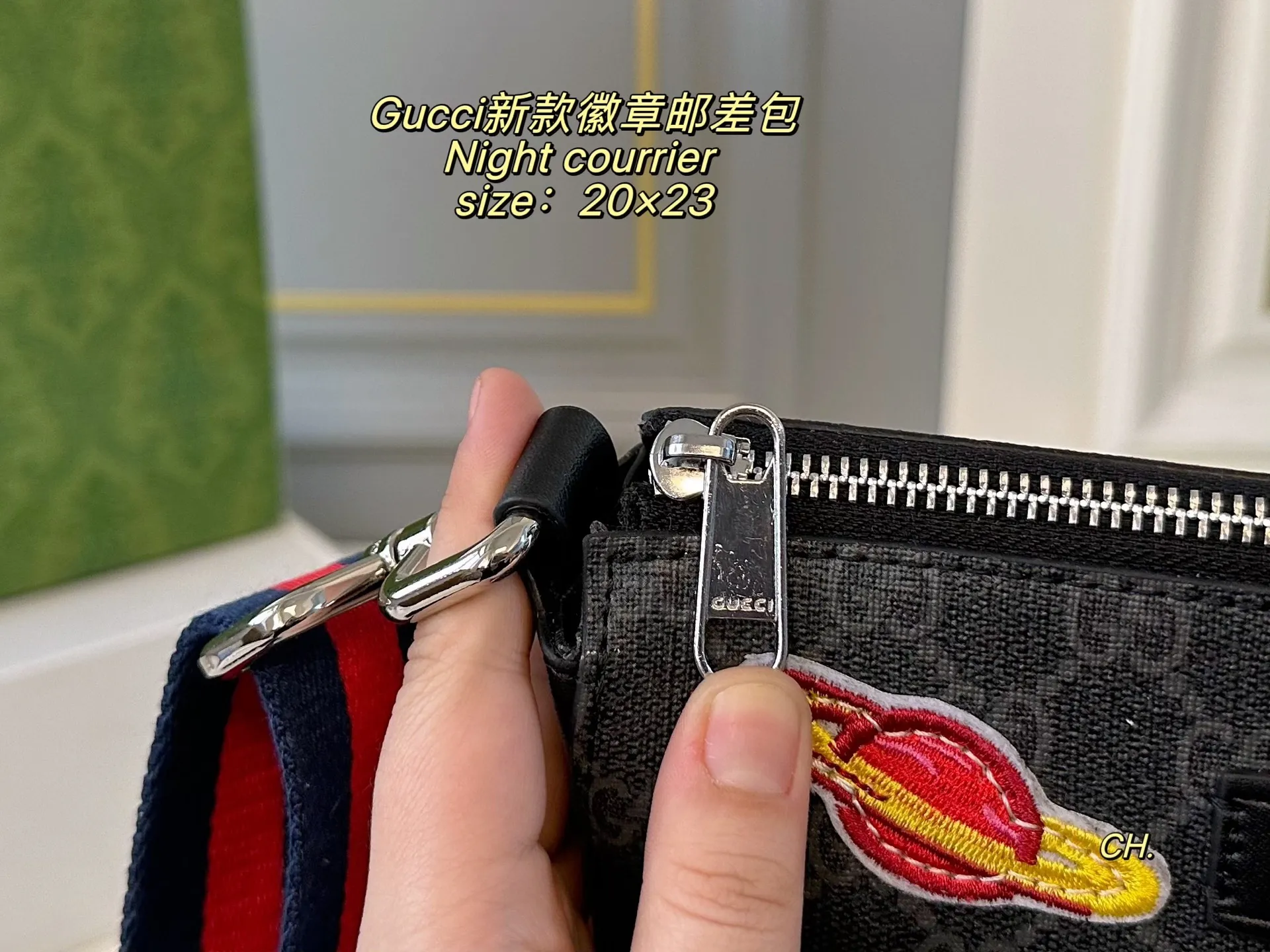 P130（折叠盒） size：20&times;23 GUCCI 古驰Night courrier 徽章邮差斜挎包💕 方方正正的包型很好搭衣服！ 贴画图案➕老花 设计感满分💯 肩带🉑️调节，空间超大～ 出门超方便，男女生都可驾驭❗️