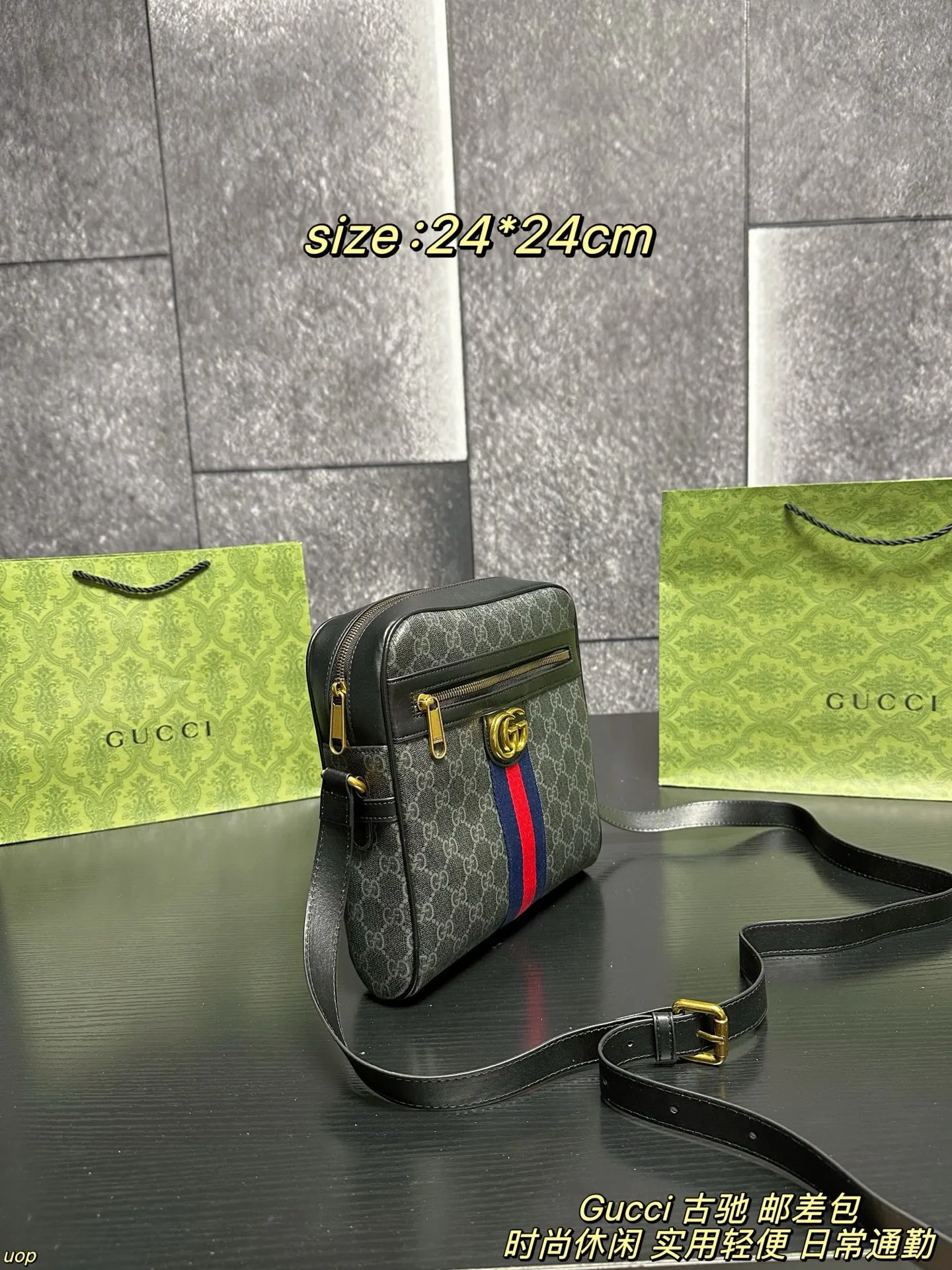 P125配盒 Gucci 古驰 邮差包 男包分享gucci 单肩包，gucci 比起非常火的双扣邮差包这一款古奇男士单肩包可以说非常低调了，经典帆布老花的，这款呢低调稳重，日常休闲也搭得来也可，包包容量比较大，适合出门背着，好看又能装。 尺寸：24*24cm