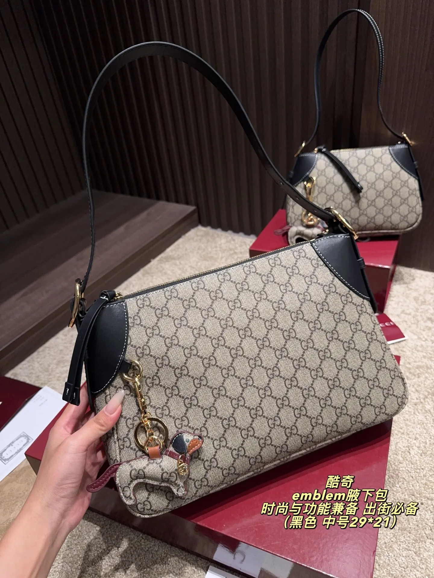 大号P195配折叠盒⚠️尺寸30*23 中号P190配折叠盒⚠️尺寸29*21 小号P180配折叠盒⚠️尺寸19*16 Gucci 酷奇 GG emblem腋下包 采用经典双G帆布†黑色皮革饰边,复古又耐用。金属马街扣点缀,细节满分,品牌辨识度超高!尺寸适中,通勤休闲都能轻松驾驭,手提或腋下背都很时髦。内部空间合理,日常物品轻松收纳,实用又百搭,是Gucci热门单品之一,时尚与功能兼备,出街必备!