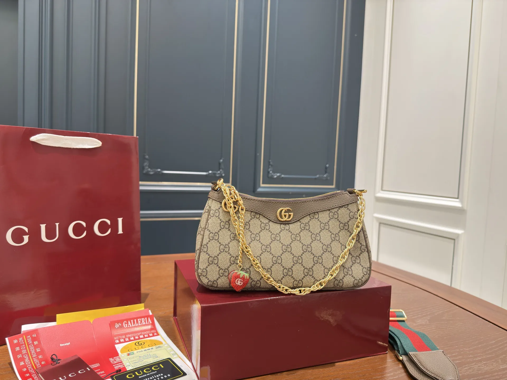 (飞机盒折叠盒⚠️)p155 Gucci新品腋下包/斜挎包/麻将包 又上新啦啦啦真的是永远跟不上新款的脚步永远有买不完的新包~没办法,腋下包是趋势~个人觉得这款包本身就挺Vintage款的,买一个搭搭,过些年后回头看这款也不会过时!尺寸:21cm