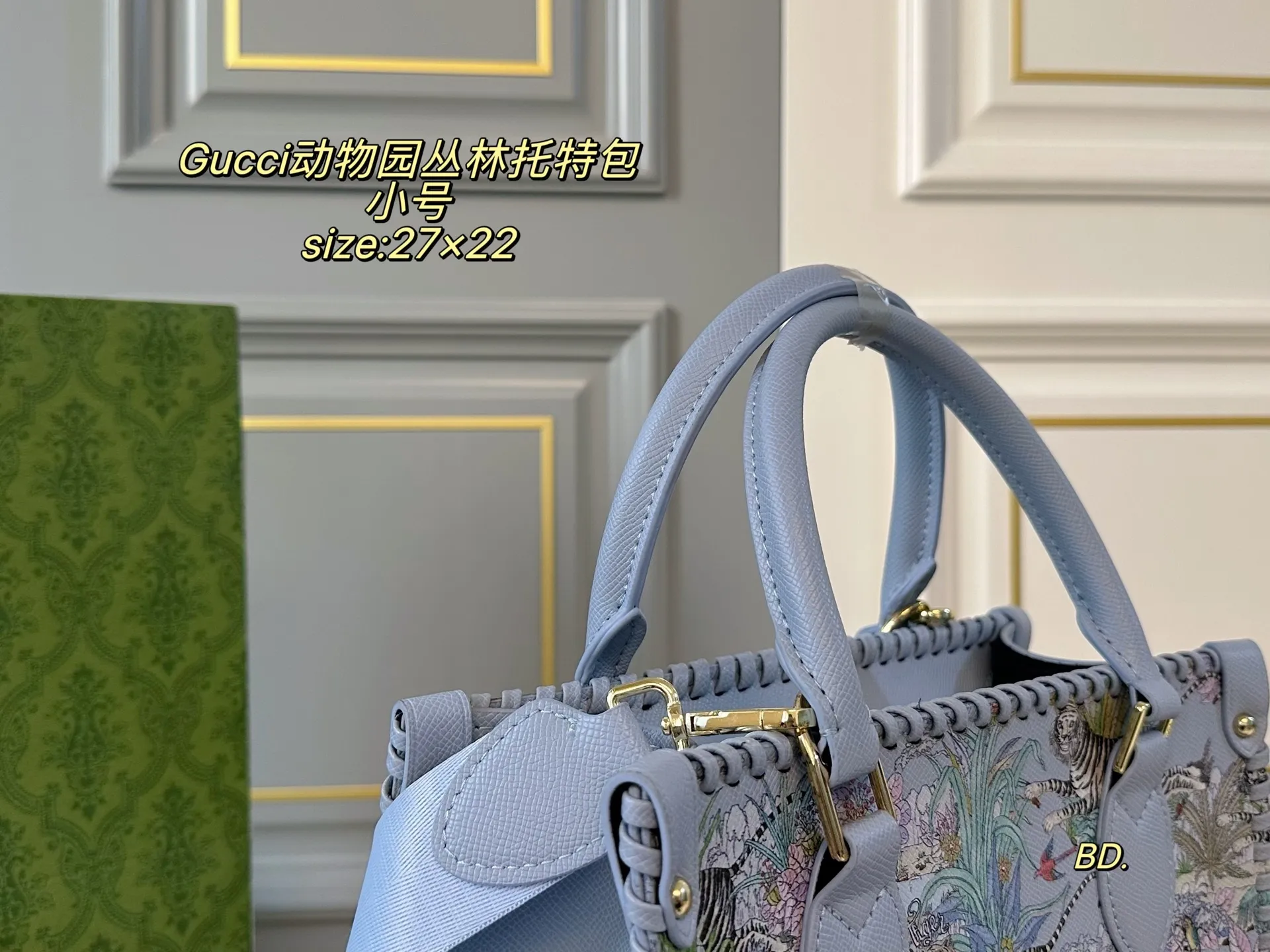 P175小号(无盒) size:27×22小号 GUCCI古驰新款动物园丛林托特包🛍️ 经典时尚,色彩搭配简直是太美啦 淡彩描绘的老虎影响 加上醒目的印花 一片生机勃勃,令人心情愉悦~ 整体设计时尚,超级感爆棚‼️