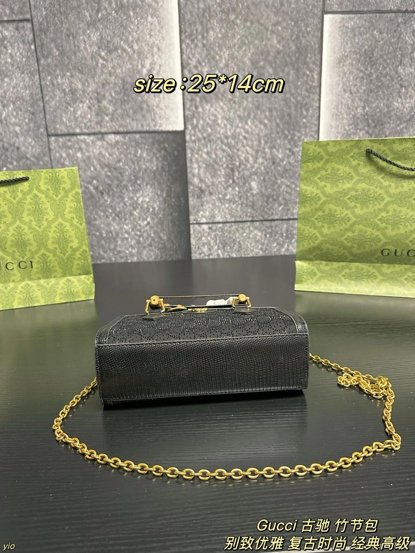P160配盒 Gucci 古驰 竹节包 Gucci古驰Diana满钻竹节托特包💕自带亮闪闪效果的托特包👜简洁的翻盖设计,复古又经典的竹节手提把,设计感直接拉🈵️颜值、辨识度和实用性兼具,这个款复古韵味特别浓,上身效果也超赞,主要以精致特别的五金来提升整体质感 尺寸:25*14cm