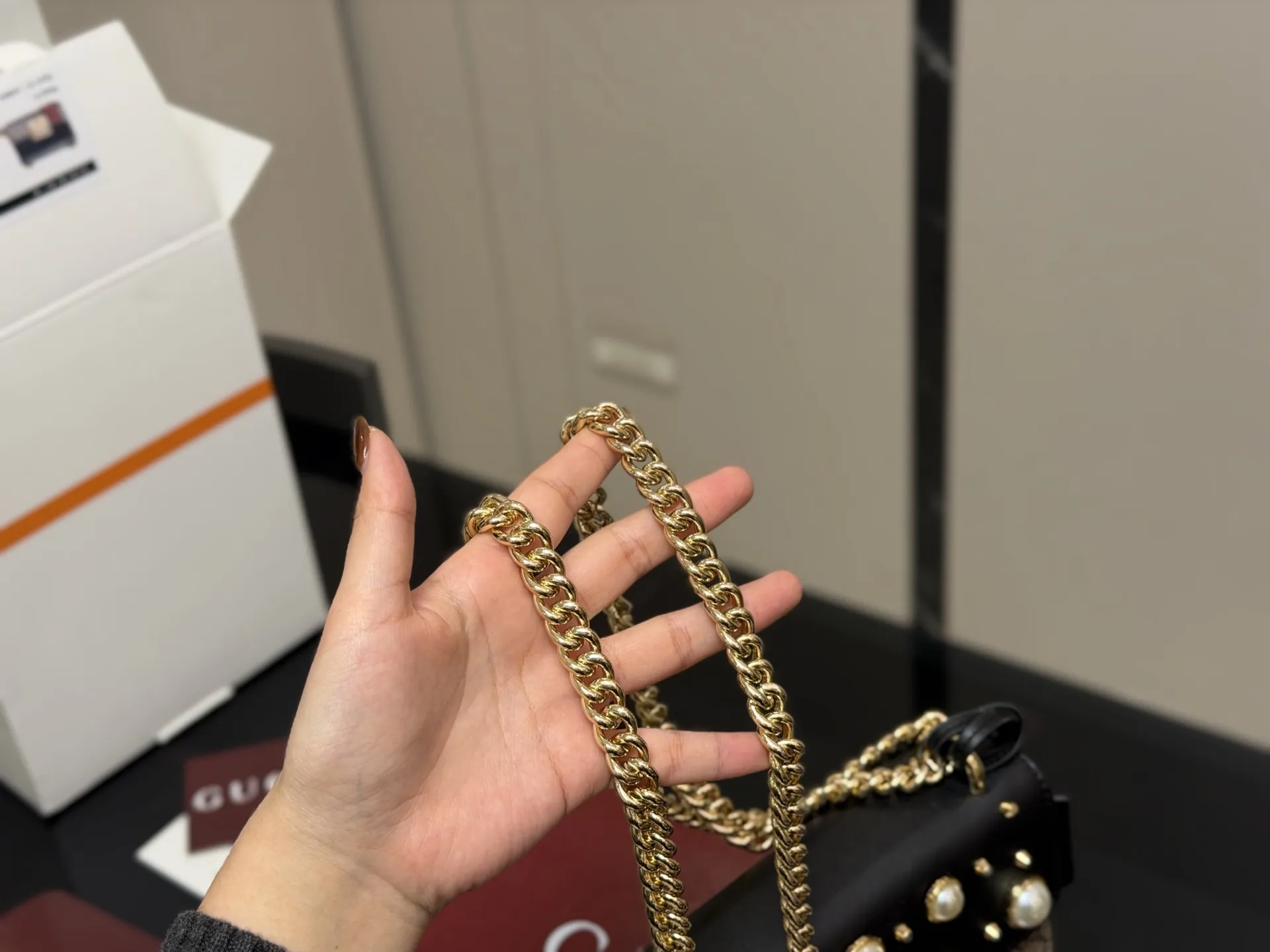 ¥170 配折叠盒飞机盒 size:20.13cm 【古奇padlock】 这款已经卖了几千个了 明星产品 ‼️ 最近质量又升级了 重拍下给你们看 👀 高定版的G Padlock ✔️