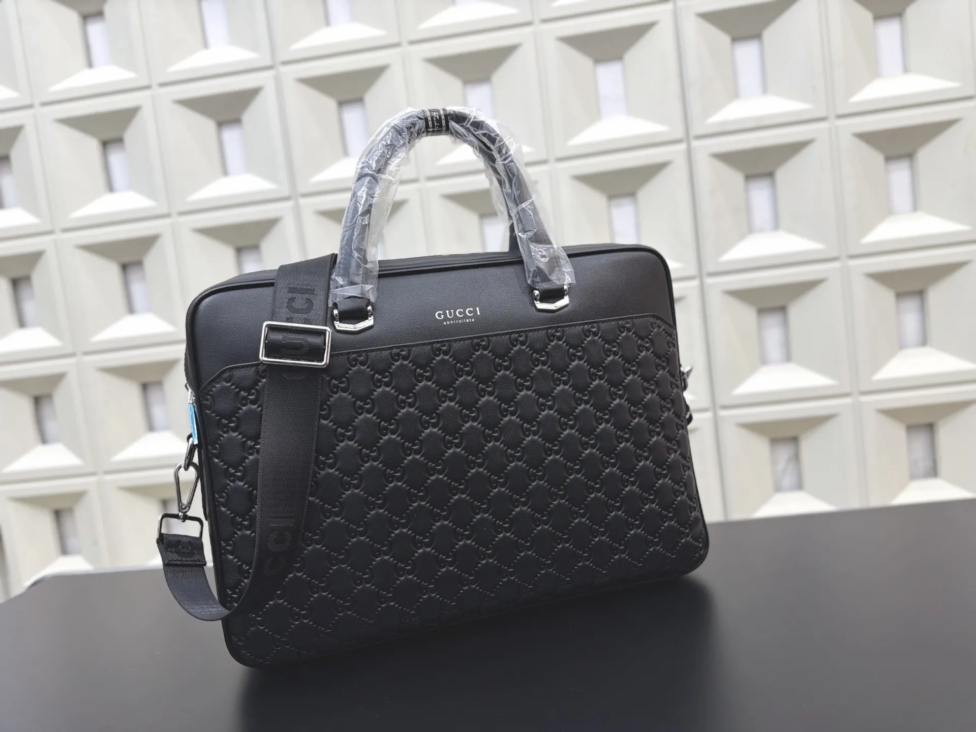 P165 Gucci 古奇 GG牛皮公文包 男包 电脑包 手提包 经典百搭 实物拍摄 原厂原版面料 高端品质 配送防尘袋 28 x 38 cm。