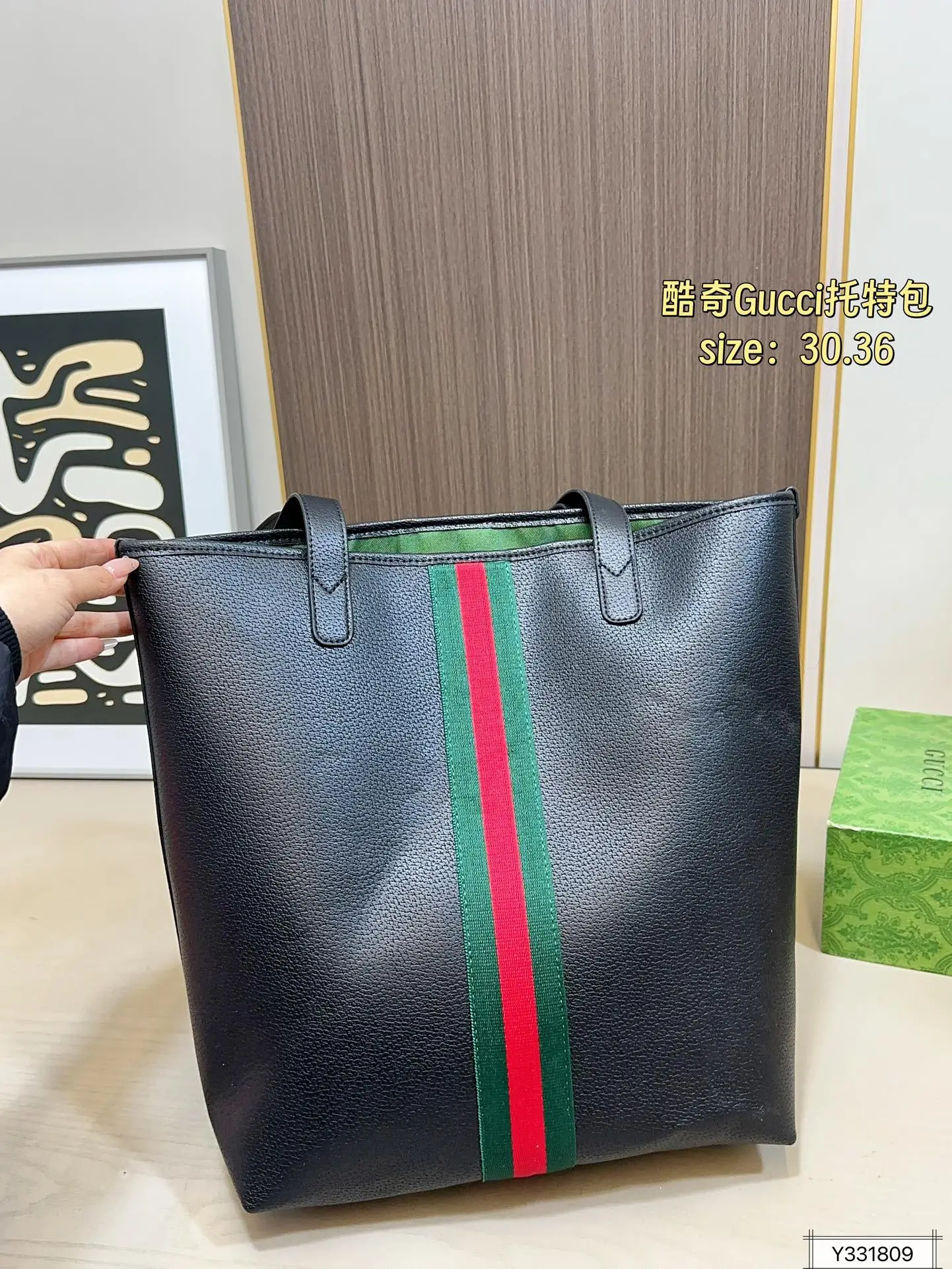 💰125 尺寸30×36 酷奇托特包Gucci 秀款首发Gucci Giglio系列女包,将佛罗伦萨的城徽融入设计,从Gucci百年档案馆珍藏的经典元素与传承技艺中汲取灵感,完美诠释古驰对优雅与创新的永恒追求~
