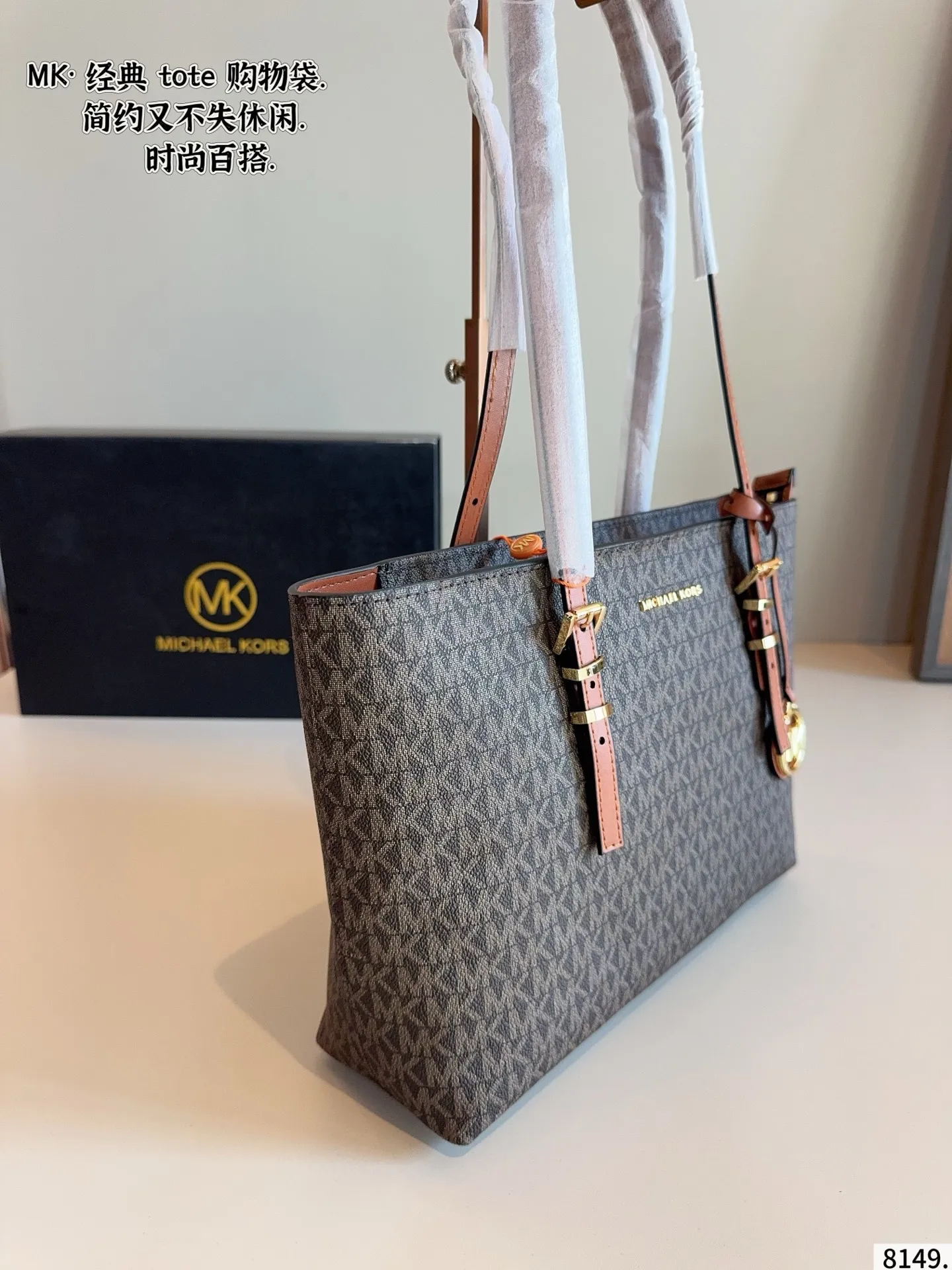p180 MK Emilia斜挎手提托特包新款 新鲜出炉啦‼️简直是美到人心啦 原版五金logo 首选进口皮料 质感超赞😍😍所谓人人必备一款 这个款式必须自留 经典版型➕全新面料 真的是让人眼前一亮 喜欢的美妞抓紧啦 实物简直太美 尺寸 ：31*8*23cm