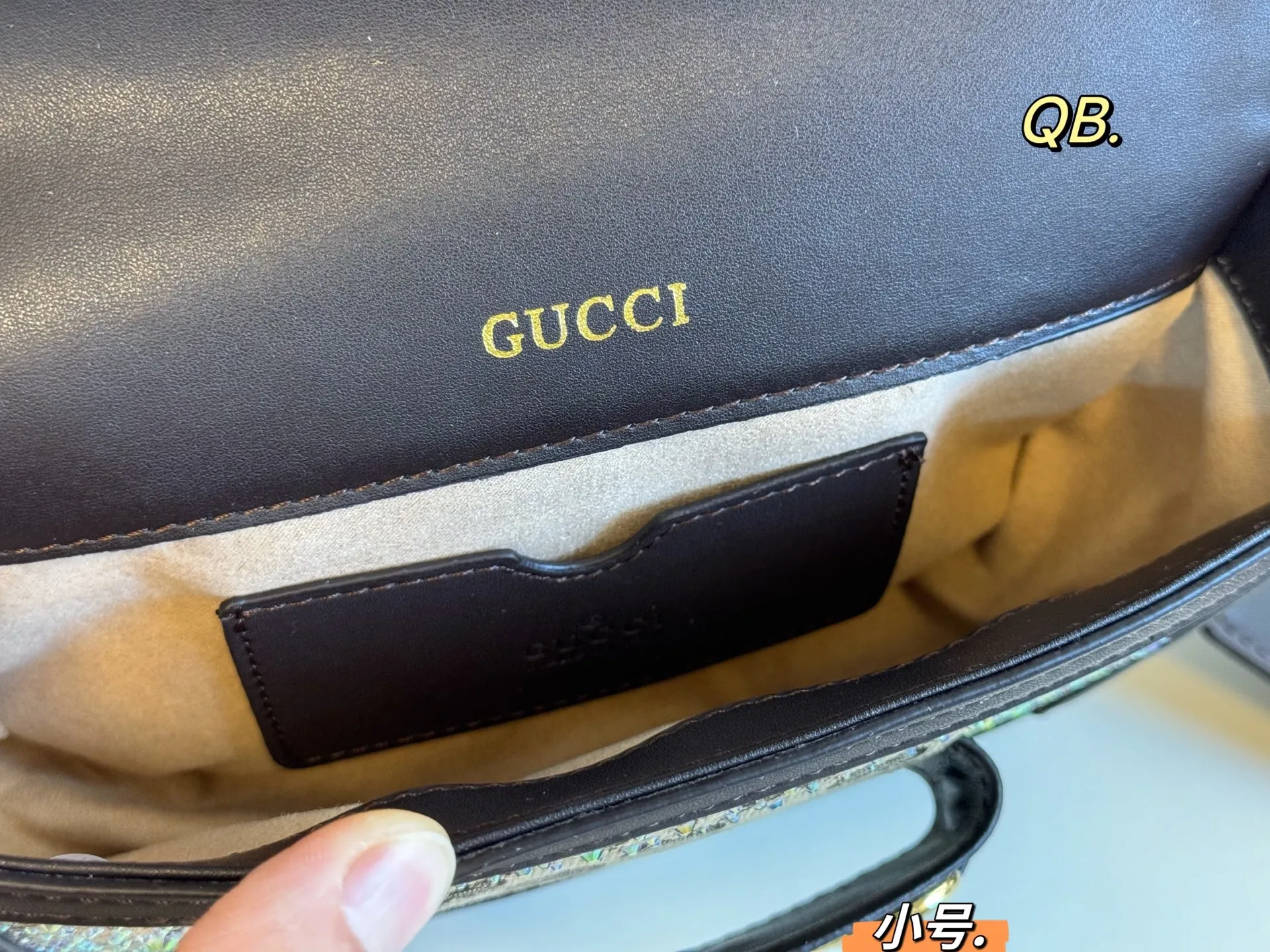 P135小号(折叠盒) size:20×14 Gucci 古驰新款1955水钻马鞍包💕 经典马衔扣金属logo, 复古气息十足✅ 质感超👍,肩带🉑️自由调节~ 优雅经典,超级百搭款!