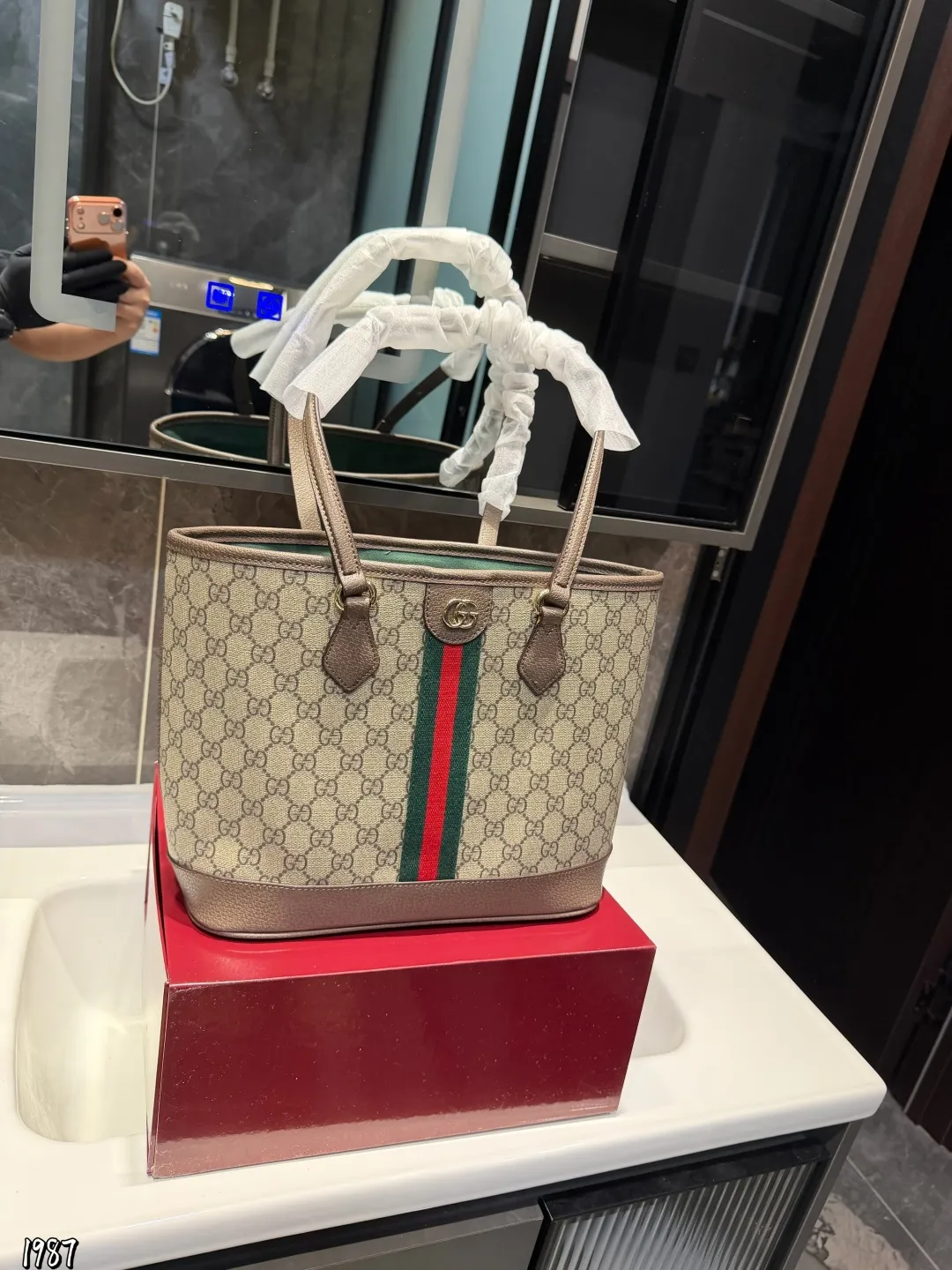 ❤️牛皮版本p175❤️ Gucci Ophidia 老花托特包Gucci Ophidia系列老花托特包,采用乌木色GGSupreme帆布+棕色皮革饰边,经典红绿织带超有辨识度容量大,通勤、旅行、妈咪包都OK!内部空间宽敞,能装下电脑和文件,实用又时髦。复古设计+耐用材质,百搭不挑人,是Gucci经典热门款,日常出街超加分尺寸25 20cm