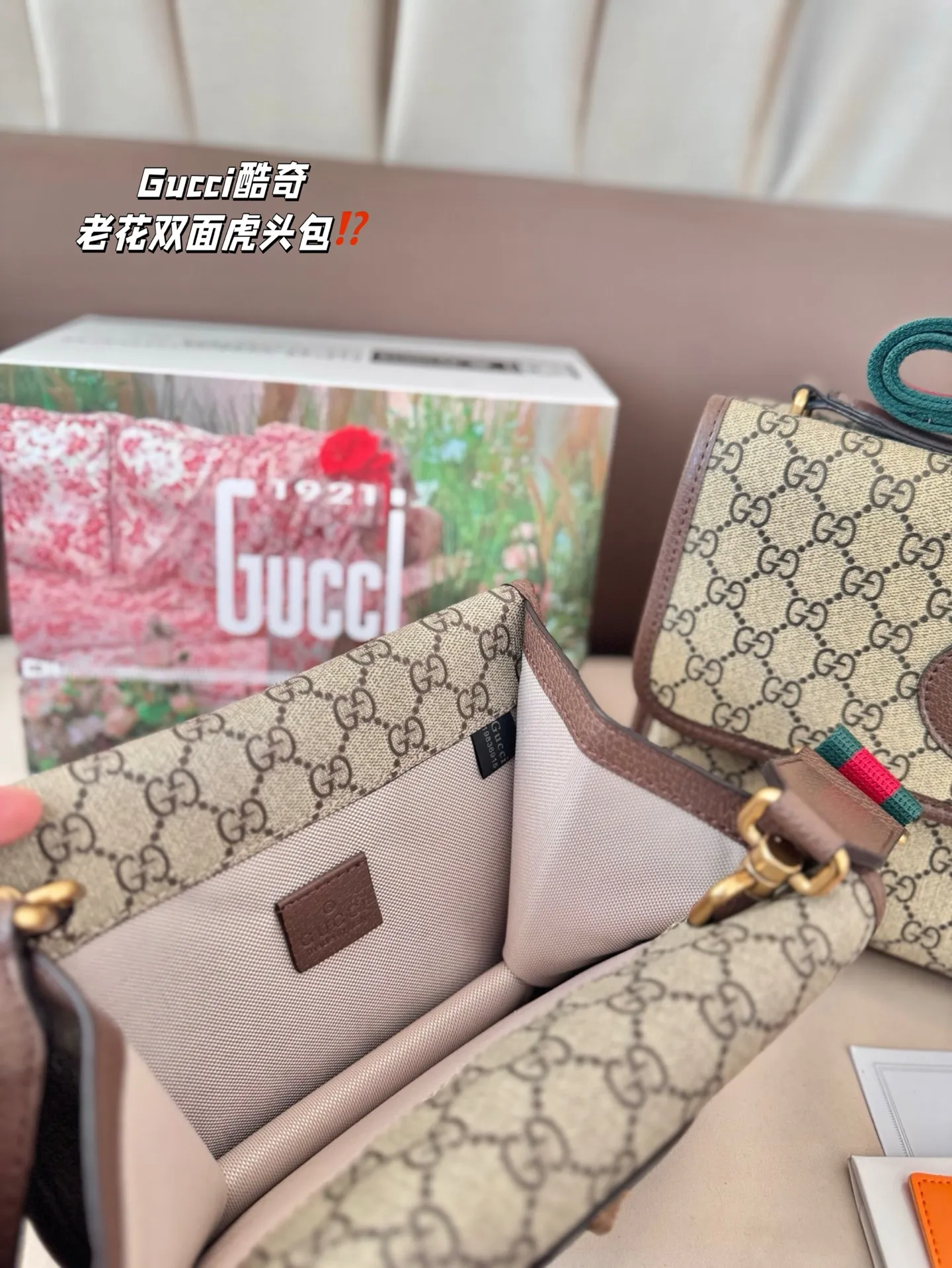 大号P200 小号P190 Gucci酷奇|老花双面虎头包 人生的第一支Gucci包包选择了双面虎头。 之前看官网,毫无防备地入了一只Gucci的包 🐯小号的虎头包/邮差包 这个款在Gucci官网英文叫:GG supreme small messenger bag 我买的是双面虎头的,前后加中间一共有三层。 因为不太喜欢女包的细带子,其实这种粗带包会更显年轻更好搭配日常的衣服。 尺寸 28 22cm /20 15cm