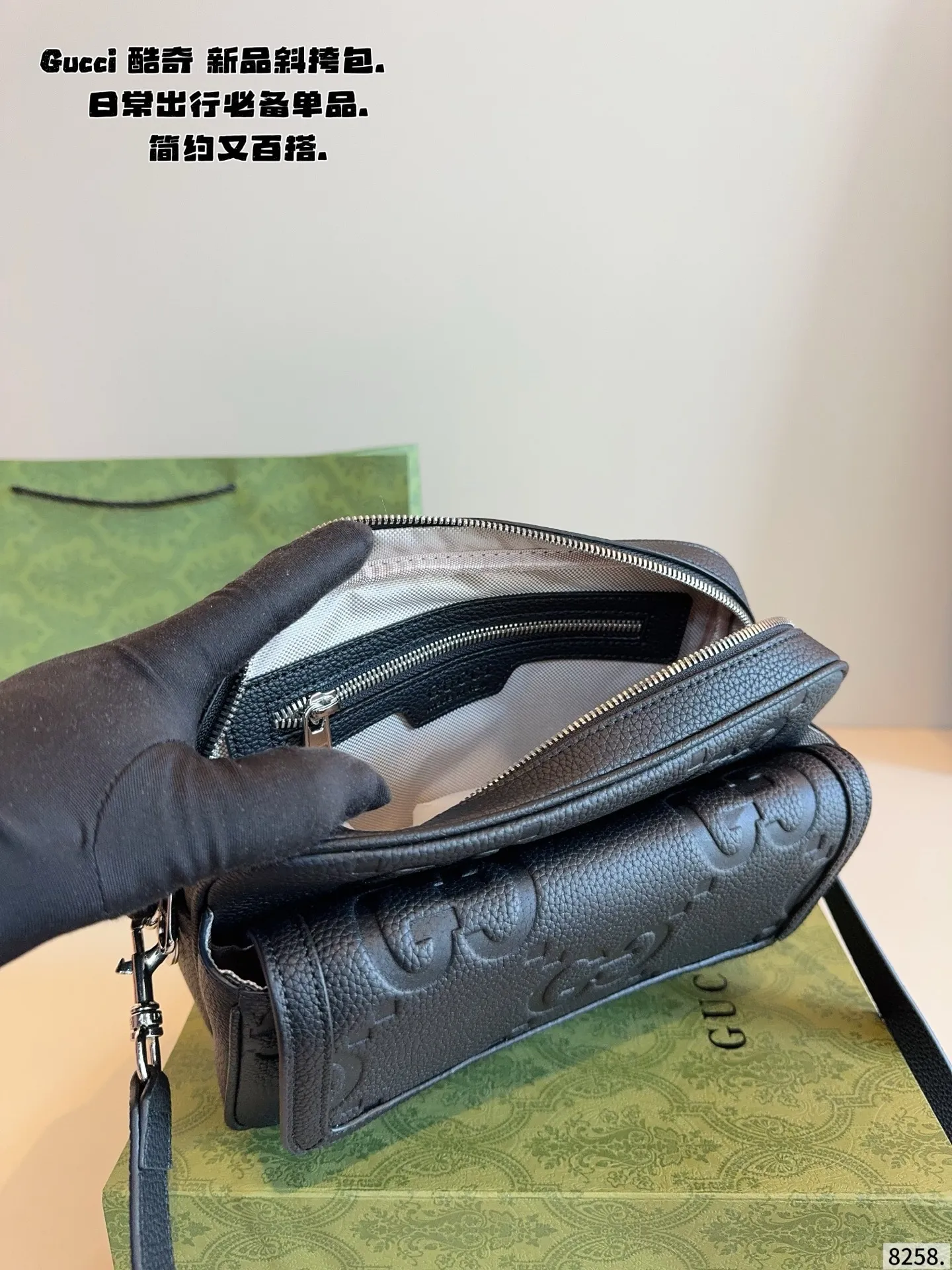 p220纯皮 配礼盒🎁. GUCCI酷奇ophidia斜挎包. GG男包来咯~ 随着时间成长,压花也是经久耐看且永不过时的元素 这款包包造型小巧,依旧是复古的调性,方方正正的包型很好搭配衣服,可斜挎可作为手拿包,日常休闲和商务场合都可以驾驭,撞包率也很低,包身整体也很轻便,简约低调有质感尺寸24*5*18cm