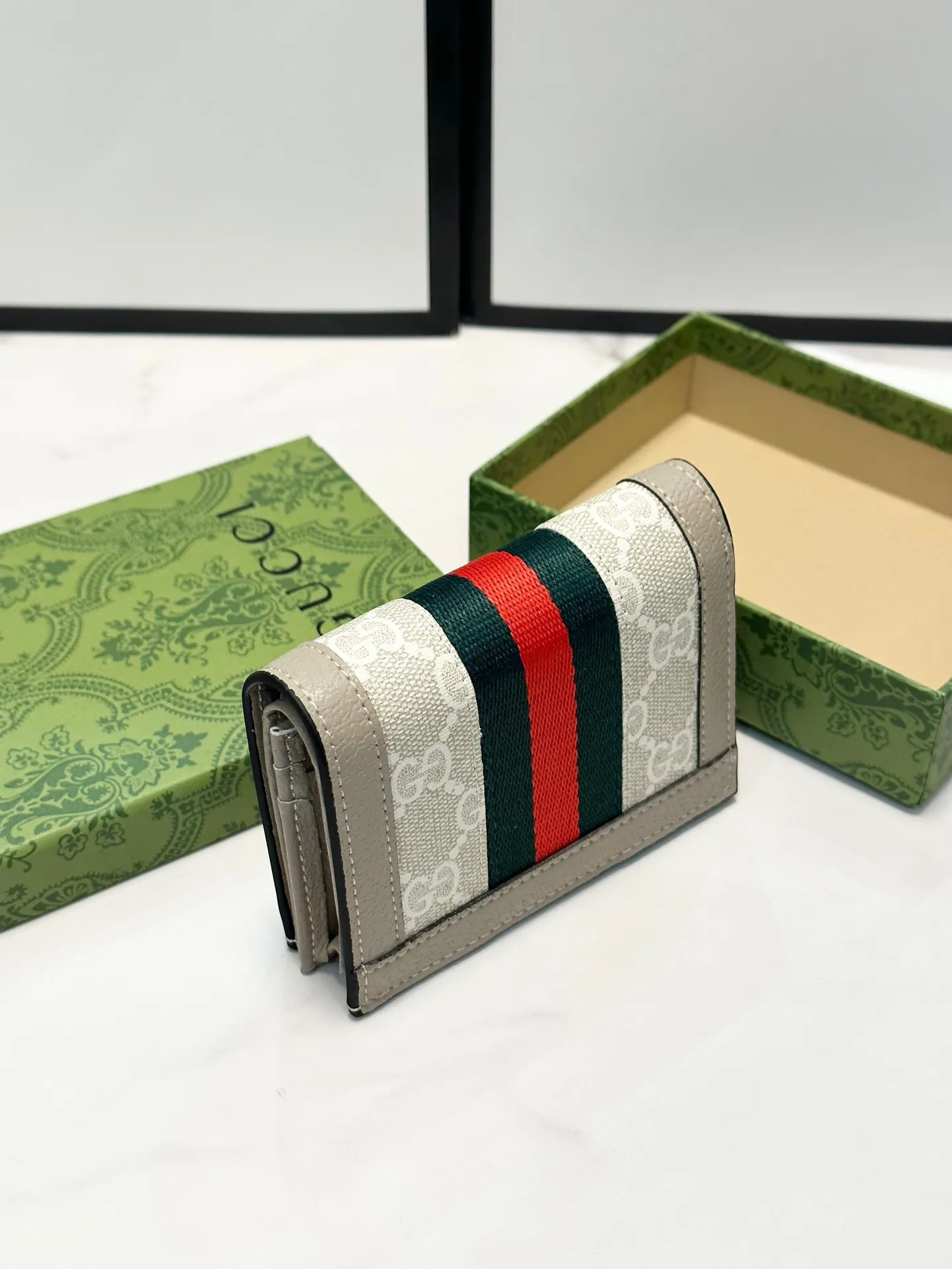 P90🎀GUCCl 🎀颜色 灰🎀尺寸 11*9*3 🎀Gucci 专柜最新款出货!采用里外头层小牛皮 ,做工精致,超多卡位,超薄款设计,携带方便!