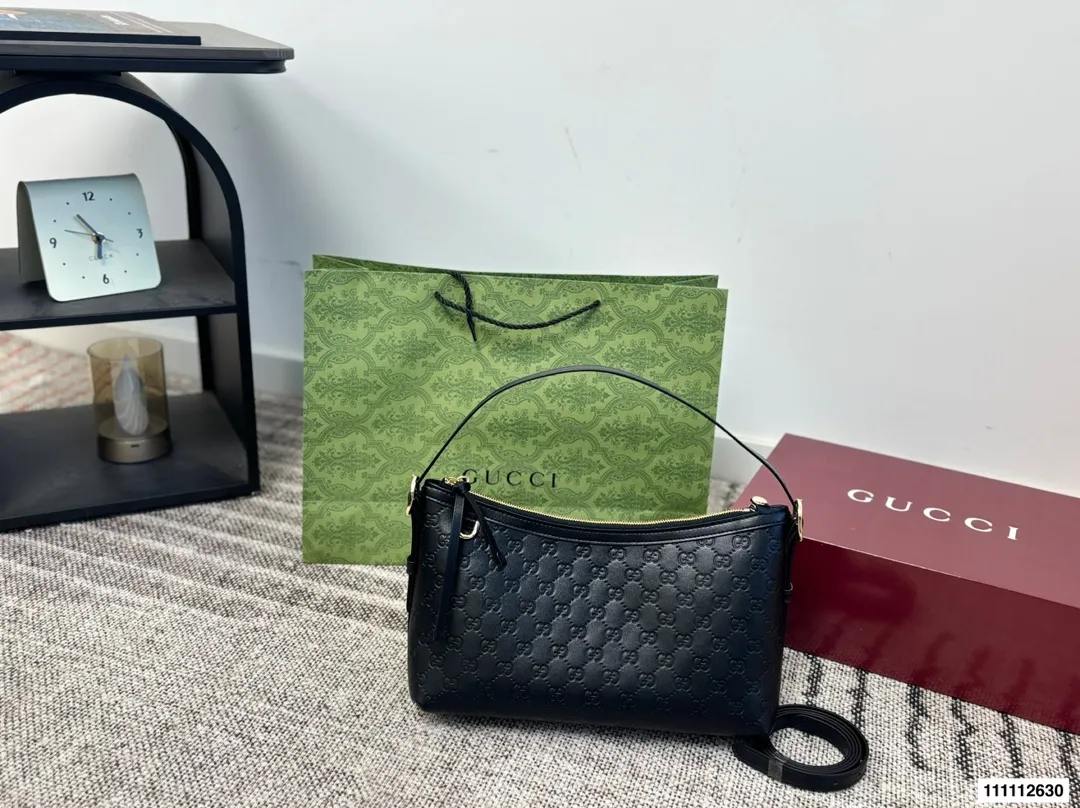 p180 配礼盒 酷奇腋下包GUCCI古驰.新款Gucci古驰月牙包新款Gucci吉驰月牙包上新啦!古驰的月牙包一整个美住 尺寸30.18