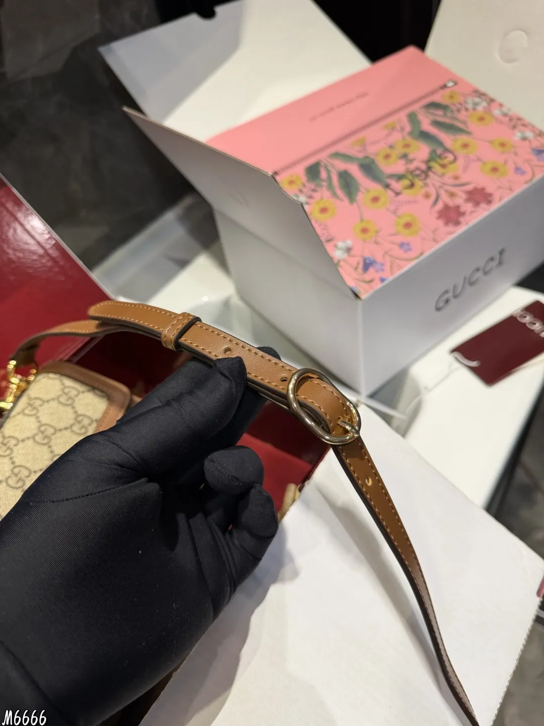 ❤️P195p190（折叠飞机礼盒）❤️ gucci永不过时的经典Gucci padlock从颜值到使用感都非常YYDS，简约百搭，经典款式不容易过时，造型也以大方舒适，容纳性好为特点肩带搭配也是从典藏设计中直接取用的钥匙扣设计如果你想拥有一只大牌的爆款包包，又想要容量大，造型百搭，年轻时尚，我觉得这一款是非常完美的，如果你是身材娇小的姐妹，喜欢大包，又担心视觉上有点压 这款包包绝对是你的首选 尺寸大号26.17 小号20.13