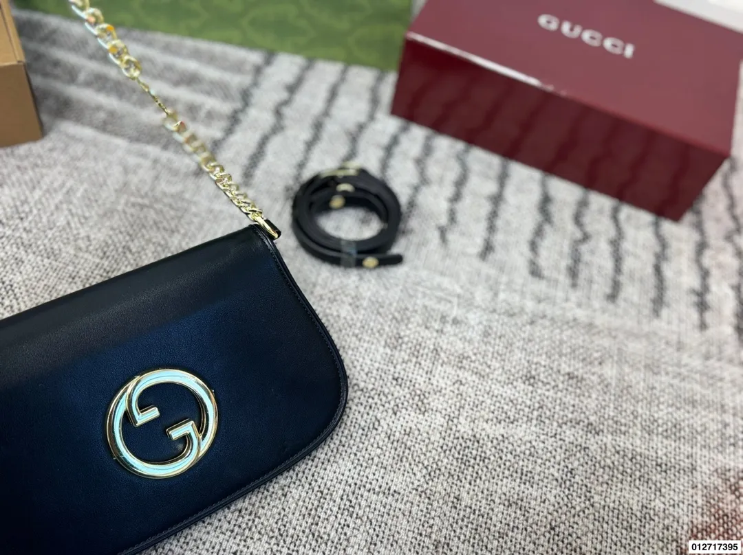 p155 礼盒包装🎁 Gucci 绝对的大爆款Blondie 金属镂空logo 搭配翻盖包身设计 经典且复古 绝不能错过尺寸：28.18
