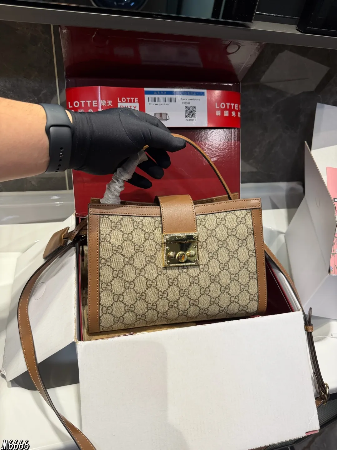 ❤️P195（折叠飞机礼盒）❤️ gucci永不过时的经典Gucci padlock从颜值到使用感都非常YYDS，简约百搭，经典款式不容易过时，造型也以大方舒适，容纳性好为特点肩带搭配也是从典藏设计中直接取用的钥匙扣设计如果你想拥有一只大牌的爆款包包，又想要容量大，造型百搭，年轻时尚，我觉得这一款是非常完美的，如果你是身材娇小的姐妹，喜欢大包，又担心视觉上有点压 这款包包绝对是你的首选 尺寸26.18cm