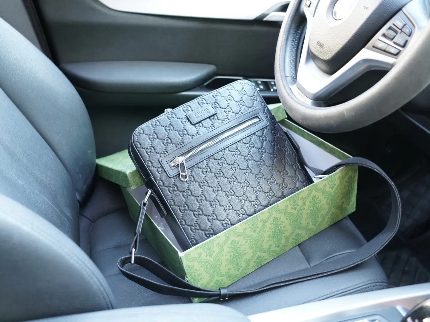 P250 🇮🇹 古驰 官网同步 高版本 斜挎单肩背包 永恒不过时的标志性产品 纯原单牛皮 顶级五金制作 非市面普通版本 今年GUCCI最爱的款式 全部实拍 实用性非常高 配全套包装礼品盒【规格:25x26x5】