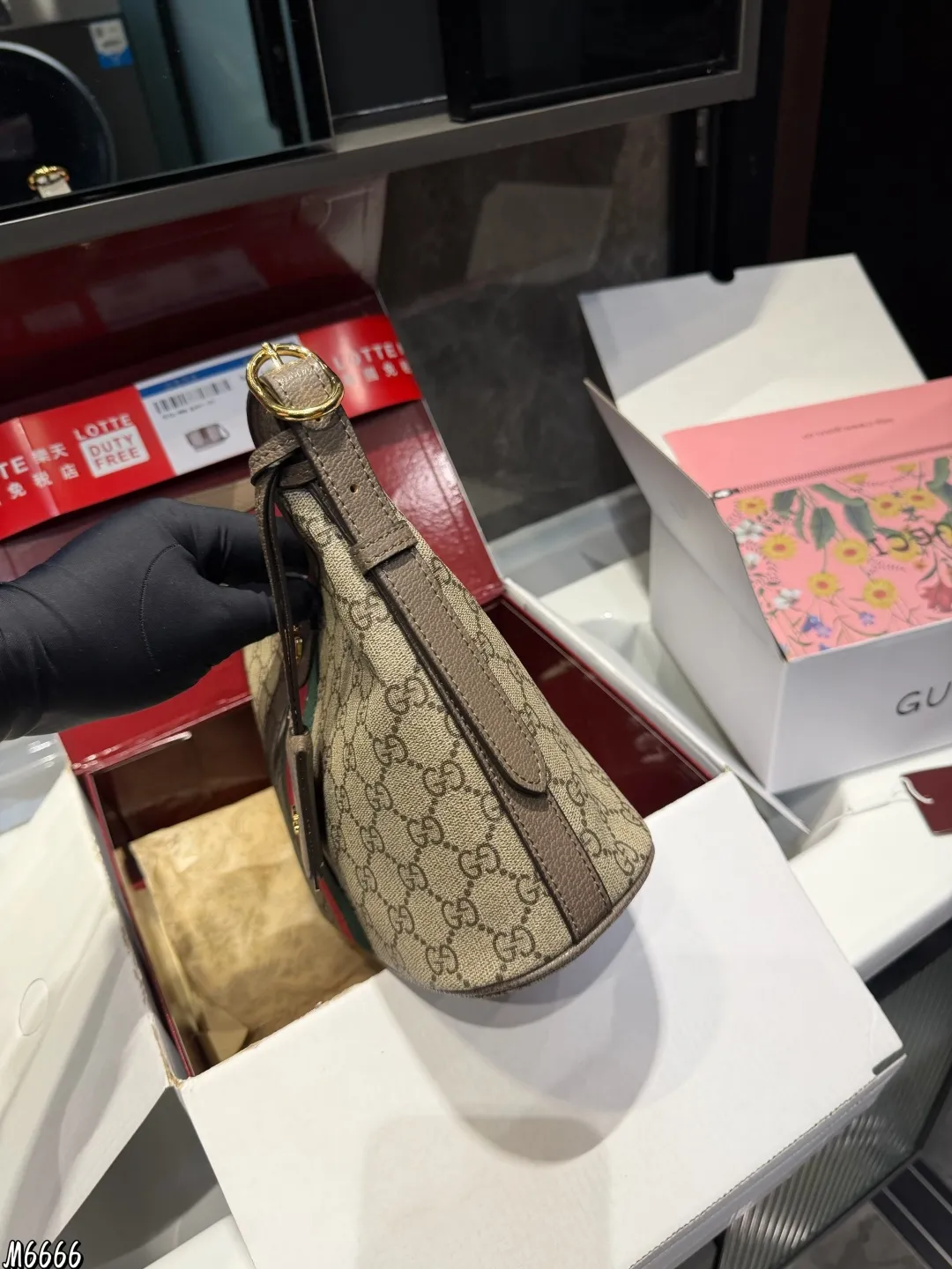 ❤️P190(折叠礼盒)❤️ Gucci 二次回购了这只Hobo慵懒风托特包!超赞~ 被同事问了N次的高级感托特包来啦的!超显贵气!经典 GucciGG 老花的标识,辨识度很高,材质经典耐用不过时!包包里面有一个小的夹层,可以放下很多东西,通勤上班,放电脑也可以轻松容纳,自重也是很轻便,这-点非常棒上班,上课,旅行,通勤,真的好适合,棕色口百搭实用率高!尺寸26.21