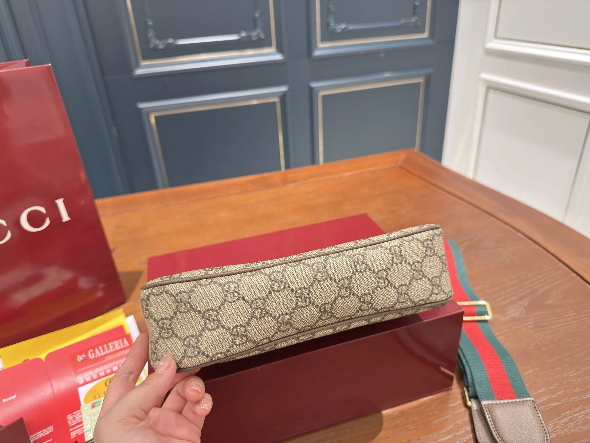 (飞机盒折叠盒⚠️)p155 Gucci新品腋下包/斜挎包/麻将包 又上新啦啦啦真的是永远跟不上新款的脚步永远有买不完的新包~没办法,腋下包是趋势~个人觉得这款包本身就挺Vintage款的,买一个搭搭,过些年后回头看这款也不会过时!尺寸:21cm