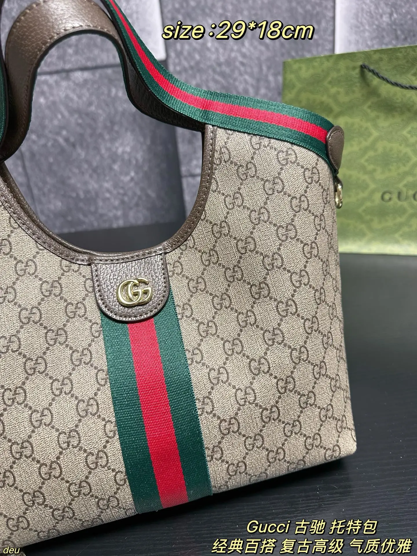 P130配盒 Gucci 古驰 托特包 Gucci Giglio托特!通勤必备好物✨真的被这款超轻自重的托特惊到✨ 装14寸电脑+文件+补妆包,肩膀完全不压塌,打工人狂喜~经典GG帆布+织带滚边,复古又不挑风格,通勤西装、周末休闲装都能搭。可拆卸肩带秒变手拿包,一包两用!磁吸扣设计安全感拉满,开放式收纳拿取超方便,2026早春秀款自带高级辨识度! 尺寸:29*18cm