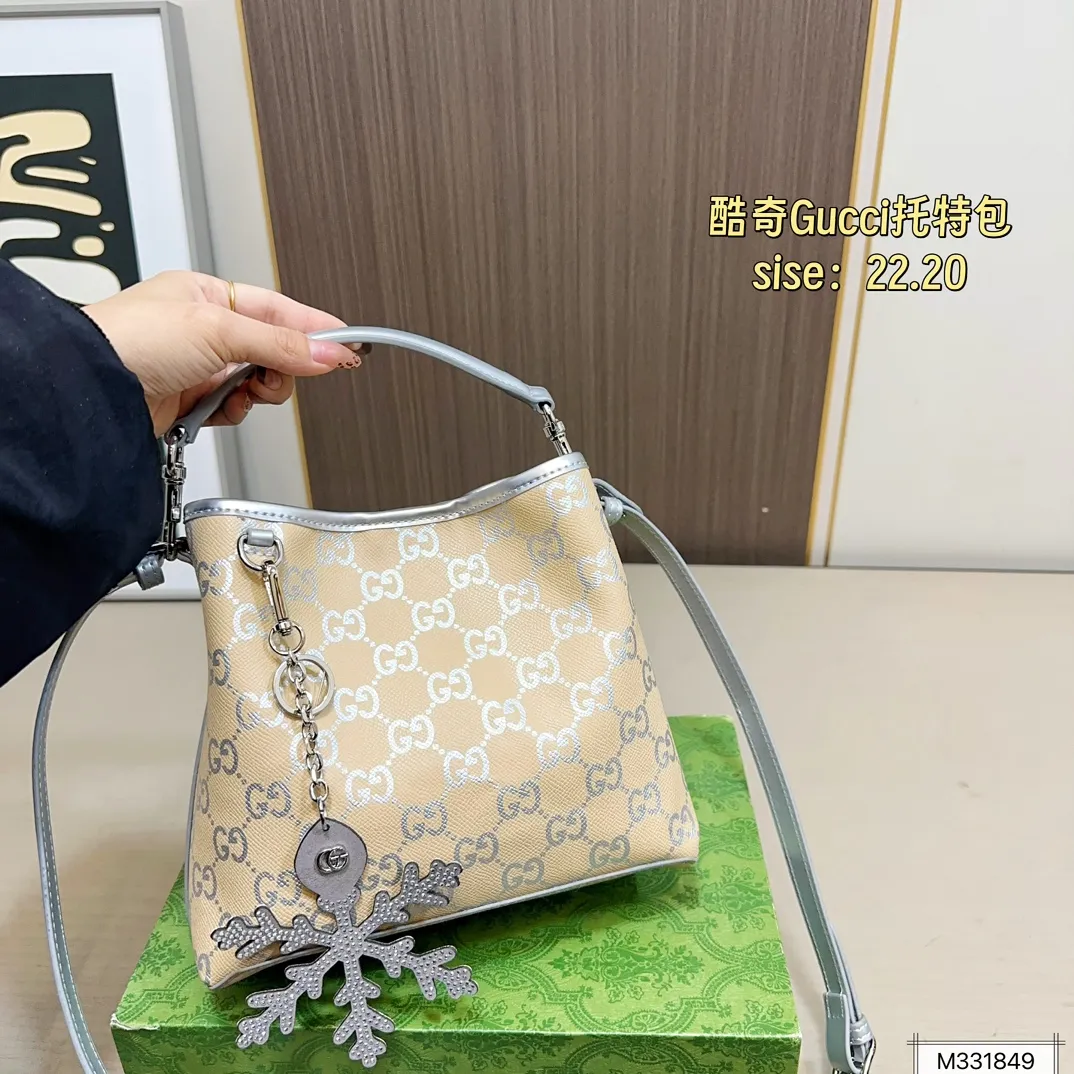 💰165 酷奇 gucci｜冬日限定 包包❄️❄️ ❄️银白色➕燕麦色 直接变身 冬日精灵🧚 ❄️限定款发财桶 古灵精怪 温柔可爱 ❄️限定款小托特 可腋下 可斜挎 ❄️链条包｜腋下包｜零钱包👛 氛围感满满 尺寸22.20