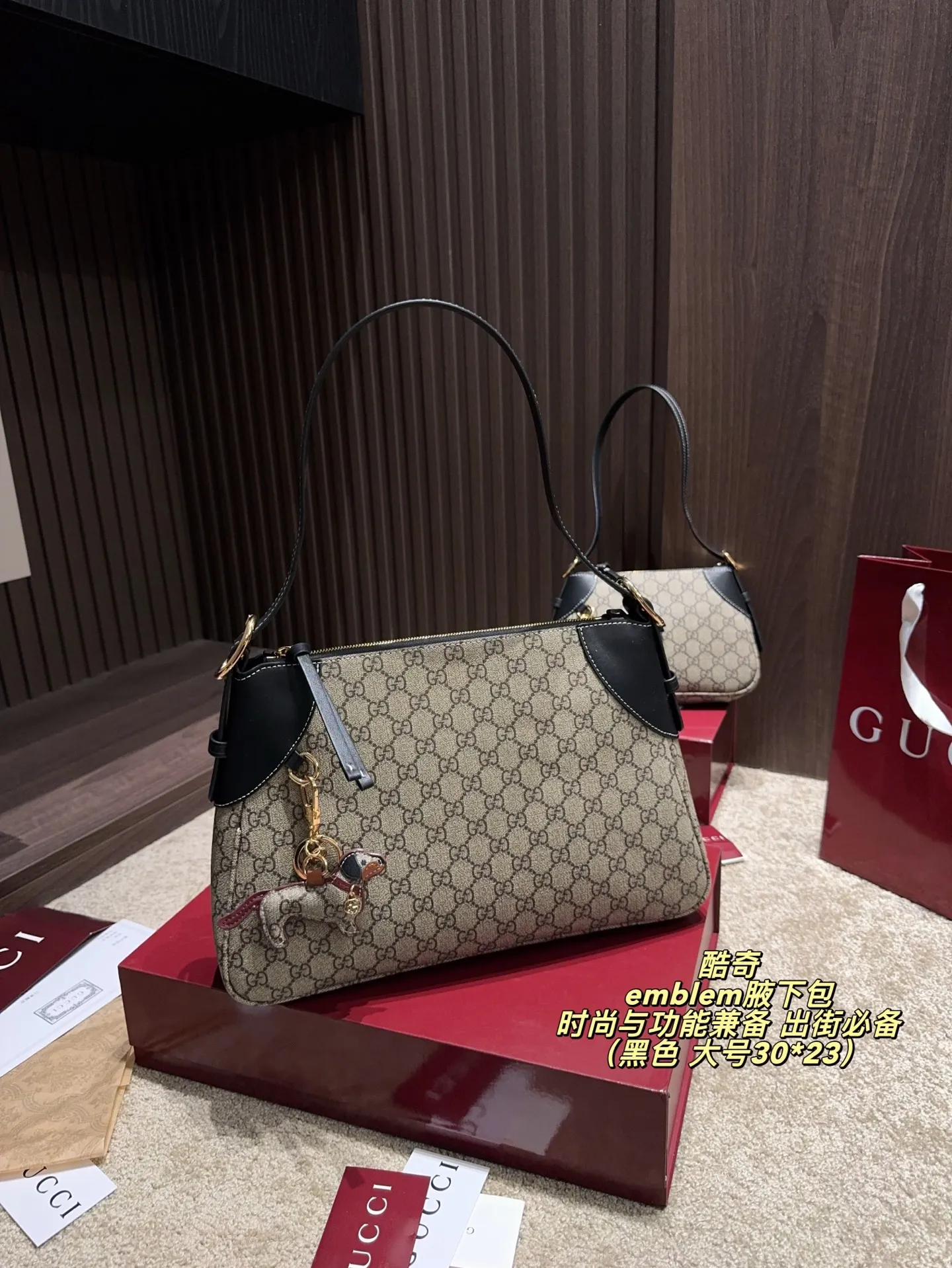 大号P195配折叠盒⚠️尺寸30*23 中号P190配折叠盒⚠️尺寸29*21 小号P180配折叠盒⚠️尺寸19*16 Gucci 酷奇 GG emblem腋下包 采用经典双G帆布†黑色皮革饰边,复古又耐用。金属马街扣点缀,细节满分,品牌辨识度超高!尺寸适中,通勤休闲都能轻松驾驭,手提或腋下背都很时髦。内部空间合理,日常物品轻松收纳,实用又百搭,是Gucci热门单品之一,时尚与功能兼备,出街必备!