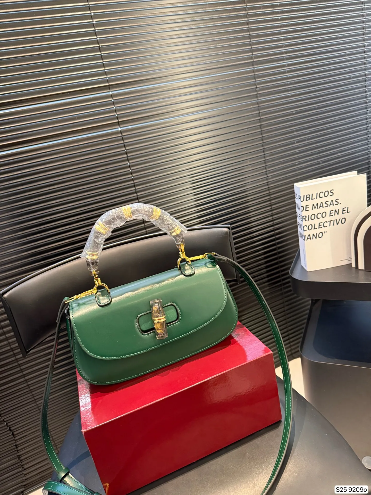 P175 配折叠盒 竹节包超级亮眼的绿色/Gucci bamboo Gucci古驰Bamboo竹节包 新款绿色 手提单肩斜挎包 超级好看 尺寸25.5 15 货号9209