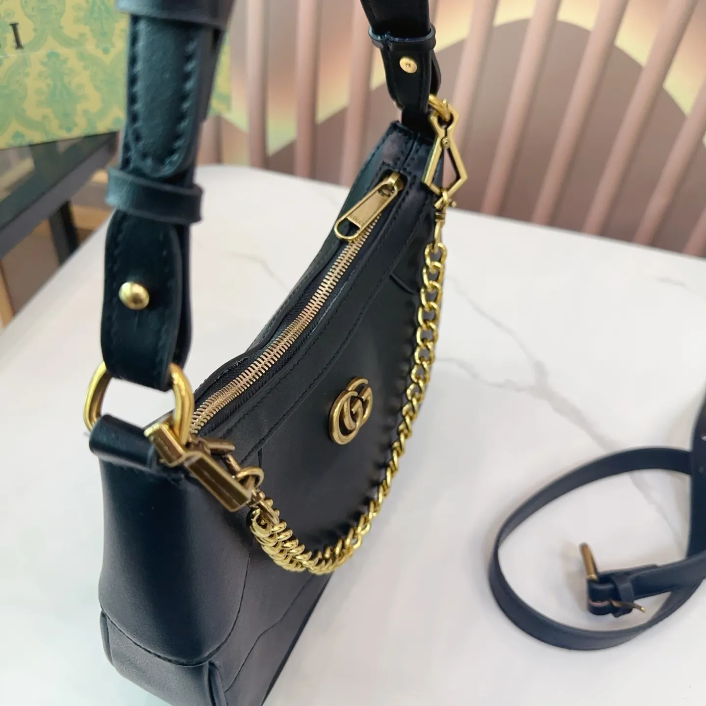 P110 折叠礼盒 酷奇新款Gucci 腋下包| 全新新月包型，从品牌典藏元素汲取灵感，饰有20世纪70年代经典双G标志，并配有两根肩带，一条皮质，一条金属，诠释了品牌所推崇的实用设计理念。尺寸25.5.15 Q