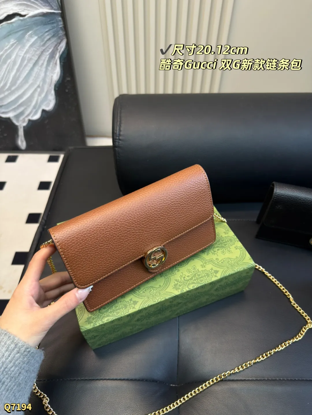 💰135 配盒 尺寸：20.12 Gucci双G logo 邮差包信封包woc 单肩链条包 Gucci链条包可以随意搭配，包型更是完美，流行古银色五金配件，精致面料设计，明星追爱品牌，网红热捧单品哦，搭配什么都好看，简直爱了❤️大小刚刚好 手机口红都可以放哦、性价比超高～