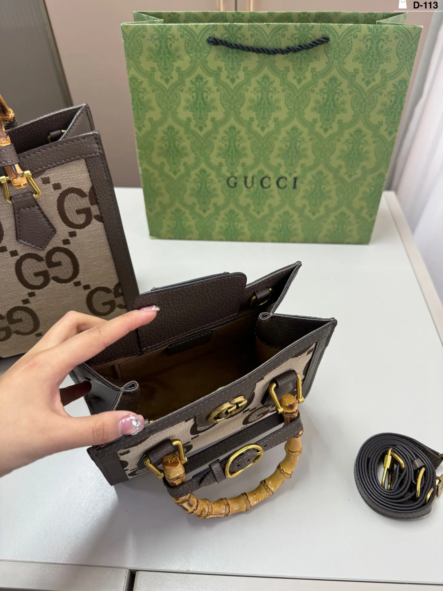 小💰p130 D-113尺寸27&times;24/20&times;15折叠盒 Gucci 酷奇竹节包 GucciDiana竹节手柄托特tote购物袋最新系列这个款复古韵味特别浓上身效果也超赞