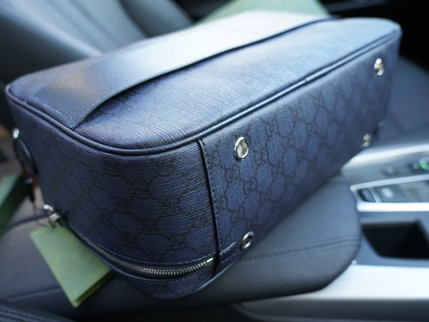 P180 🇮🇹 GUCCI 古驰 官网同步 高版本 斜挎单肩背包 永恒不过时的标志性产品 纯原单牛皮 顶级五金制作 非市面普通版本 今年最爱的款式 全部实拍 实用性非常高 完全不用担心穿搭 配全套包装礼品盒 【规格:36x22x12】