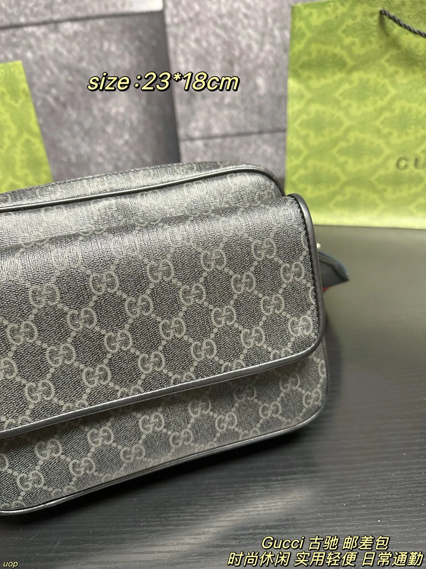 P135配盒 Gucci 古驰 邮差包 复古绿GG提花太有格调了,低调又显贵气~宽肩带设计很贴心,日常通勤背完全无压力,不管是搭西装还是休闲装都很绝,型男氛围感直接拉满!灰调GG印花高级感拉满,红蓝织带肩带瞬间点亮造型,街头风与奢华感的碰撞太绝了!背它出街,回头率绝对爆表 尺寸:23*18cm