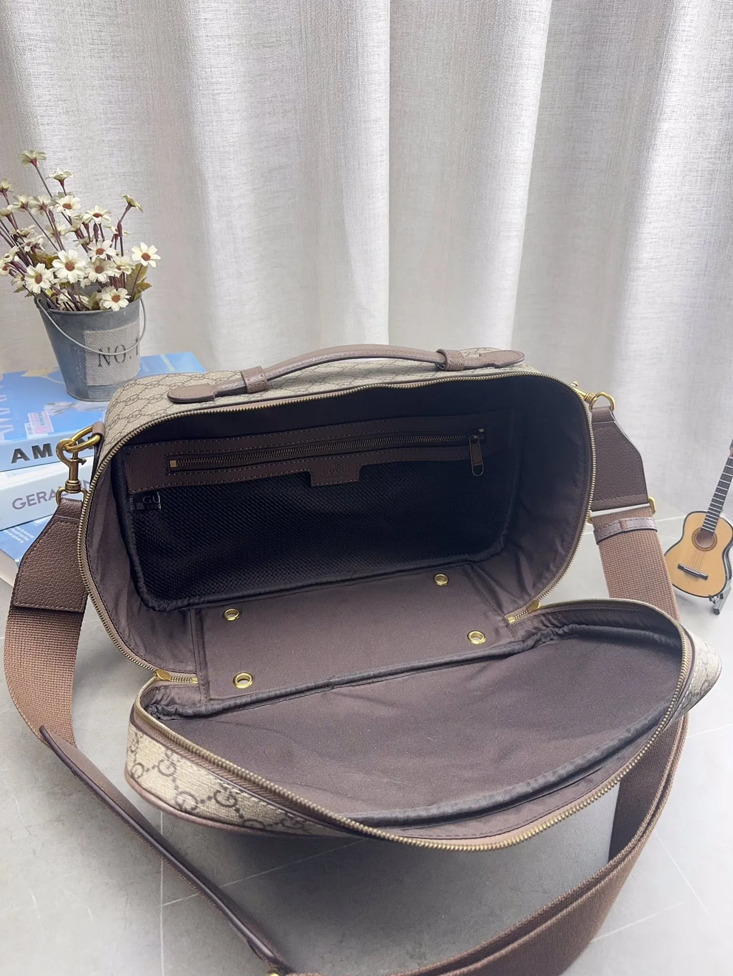 配礼盒包装 酷奇相机包 酷奇单肩包 Gucci 斜挎包 👜最新系列 这个款复古韵味特别浓,上身效果也超赞 尺寸36*22cm p185