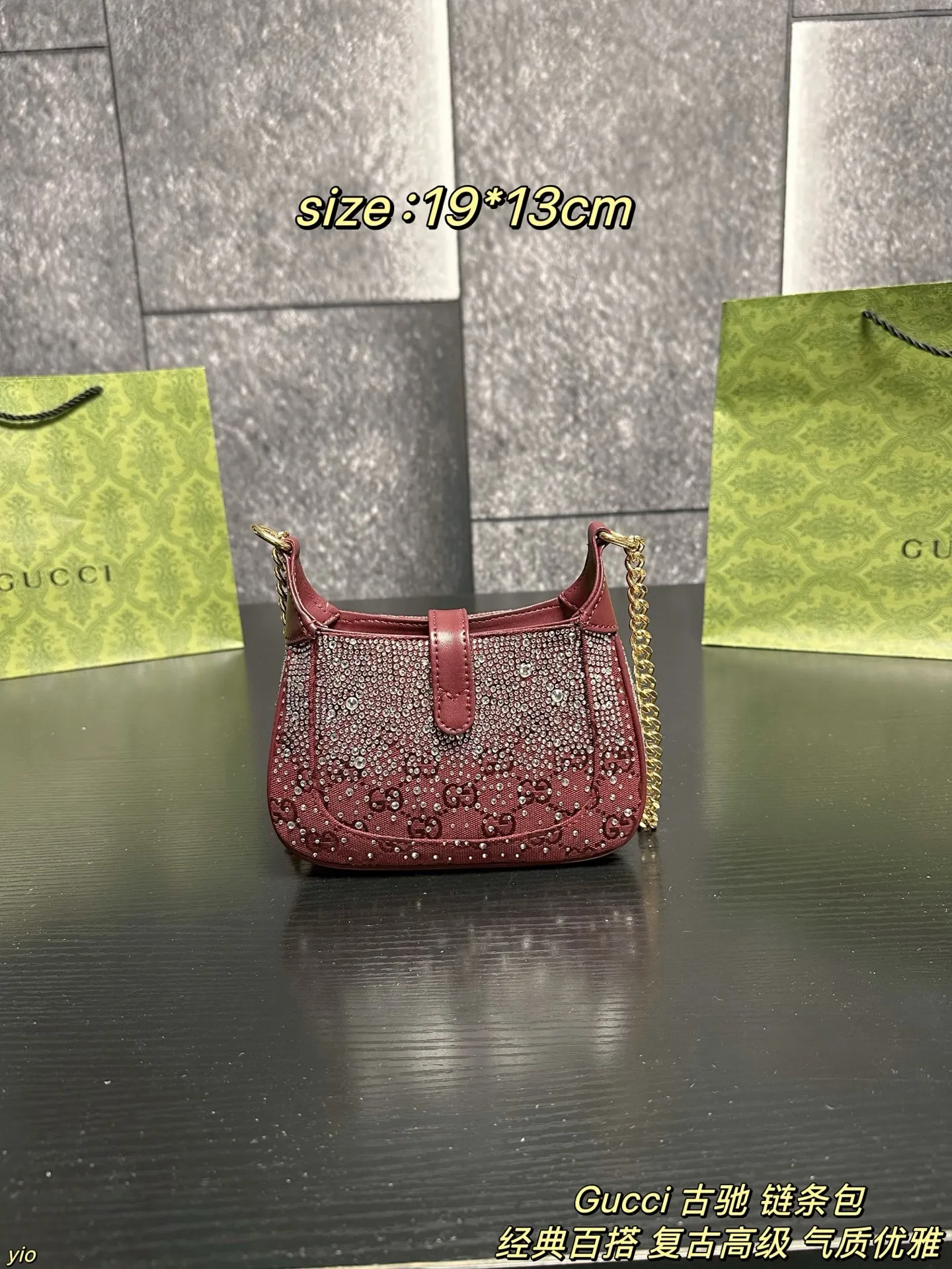 P145配盒 Gucci 古驰 链条包 红色满钻Jackie~爱不够的甜奢风,奢华梦幻的气息简直要扑面而来啦~包身布满闪耀的钻石 不同的光线下都能闪烁着迷人的光芒哇,这种柔美的红色调很容易就能增添一抹甜美精致的魅力 简直是晚宴绝配! 尺寸:19*13cm