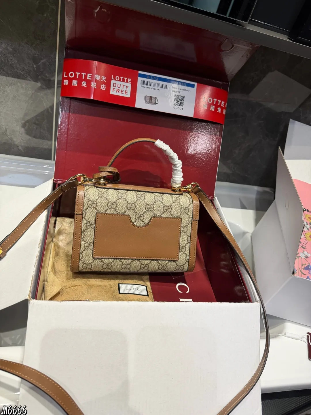 ❤️P195p190(折叠飞机礼盒)❤️ gucci永不过时的经典Gucci padlock从颜值到使用感都非常YYDS,简约百搭,经典款式不容易过时,造型也以大方舒适,容纳性好为特点肩带搭配也是从典藏设计中直接取用的钥匙扣设计如果你想拥有一只大牌的爆款包包,又想要容量大,造型百搭,年轻时尚,我觉得这一款是非常完美的,如果你是身材娇小的姐妹,喜欢大包,又担心视觉上有点压 这款包包绝对是你的首选 尺寸大号26.17 小号20.13