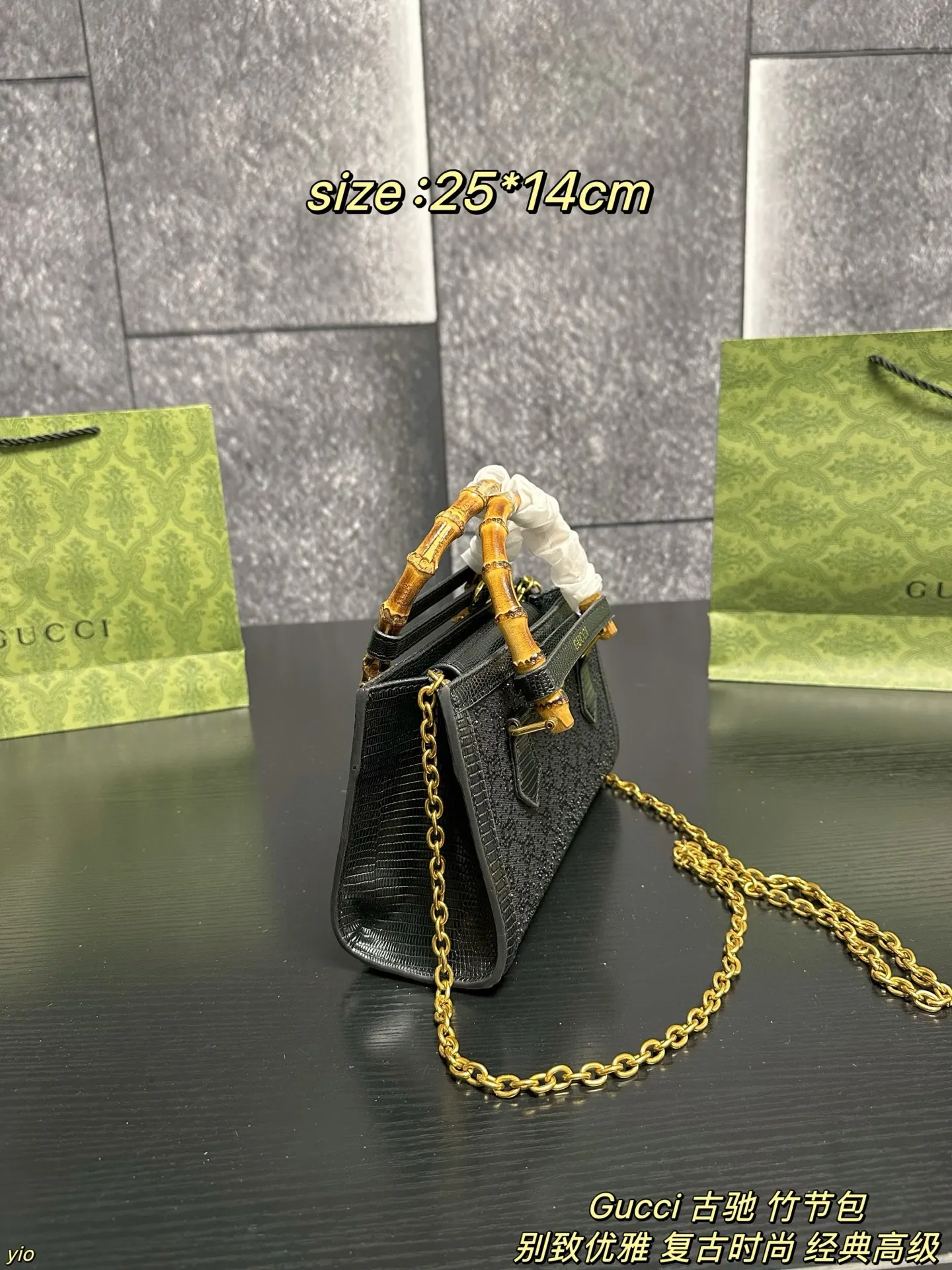 P160配盒 Gucci 古驰 竹节包 Gucci古驰Diana满钻竹节托特包💕自带亮闪闪效果的托特包👜简洁的翻盖设计,复古又经典的竹节手提把,设计感直接拉🈵️颜值、辨识度和实用性兼具,这个款复古韵味特别浓,上身效果也超赞,主要以精致特别的五金来提升整体质感 尺寸:25*14cm