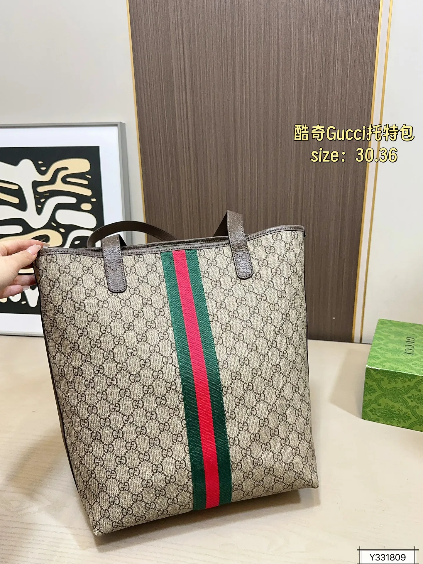 💰125 尺寸30×36 酷奇托特包Gucci 秀款首发Gucci Giglio系列女包,将佛罗伦萨的城徽融入设计,从Gucci百年档案馆珍藏的经典元素与传承技艺中汲取灵感,完美诠释古驰对优雅与创新的永恒追求~