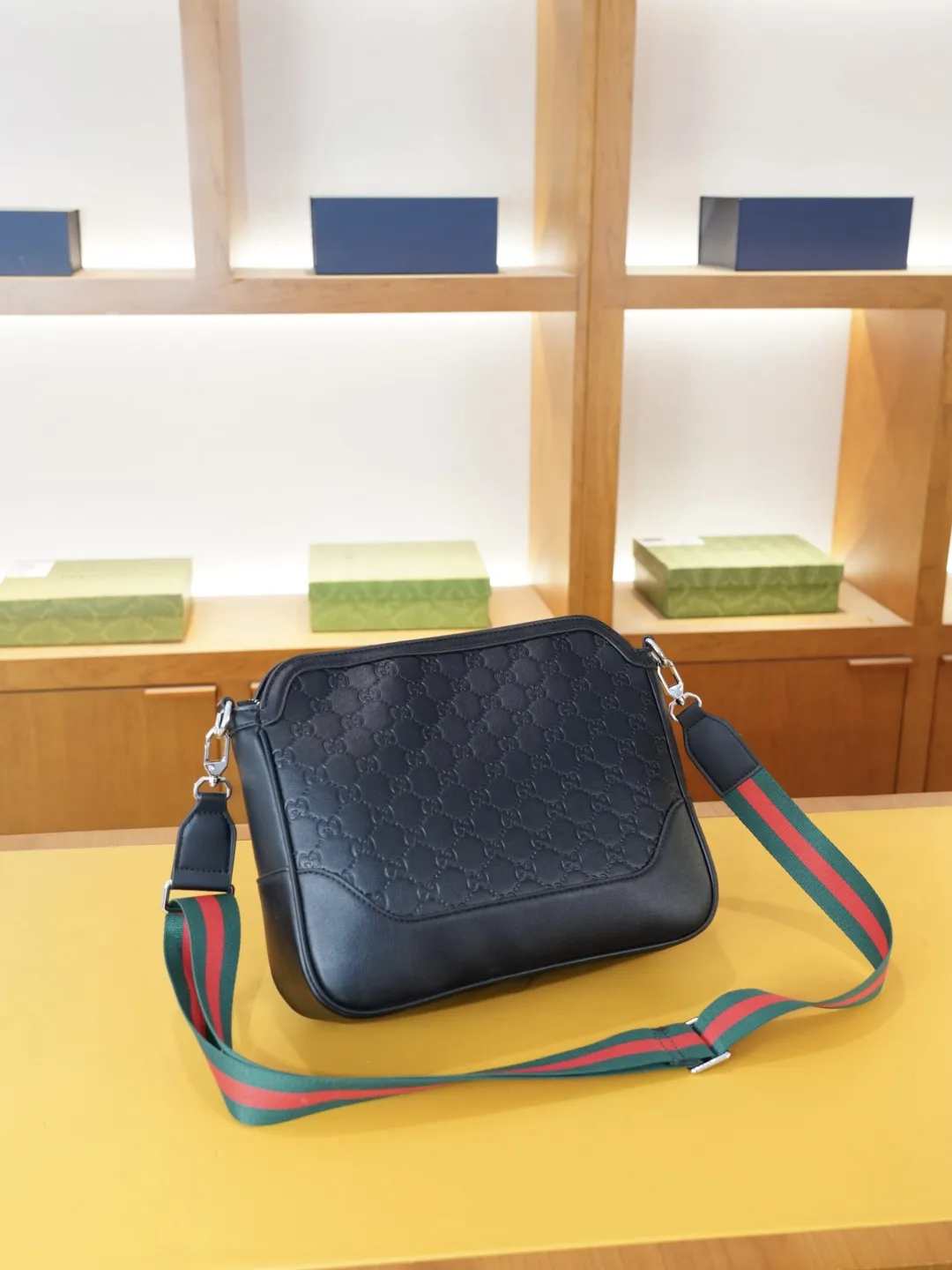 P125 🇮🇹 古驰 官网同步 高版本 斜挎单肩背包 永恒不过时的标志性产品 纯原单小牛皮 顶级五金制作 非市面普通版本 今年GUCCI最爱的款式 全部实拍 实用性非常高 完全不用担心穿搭【规格：29x24x8】